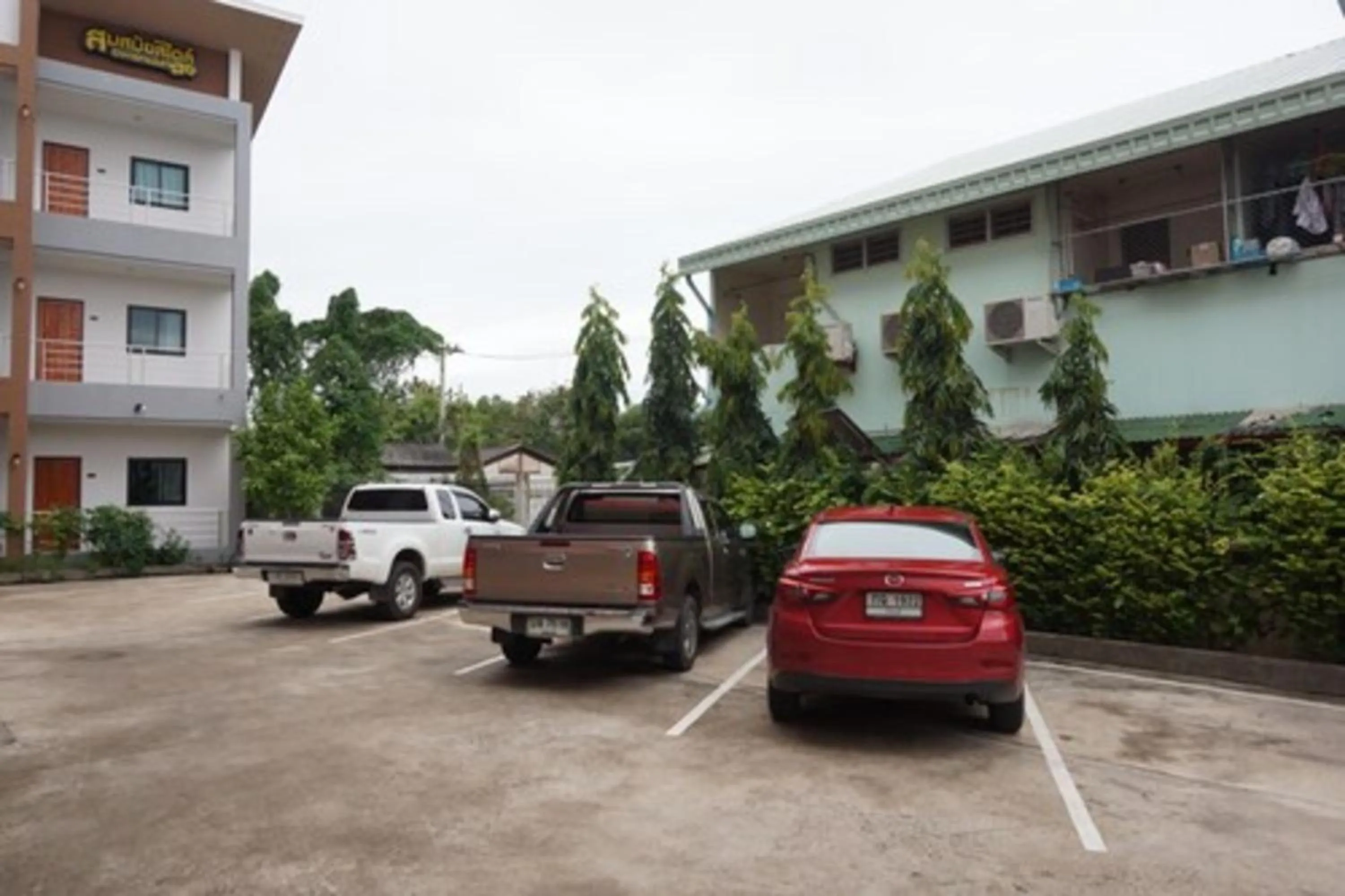 Parking in Somsamai Style Apartment