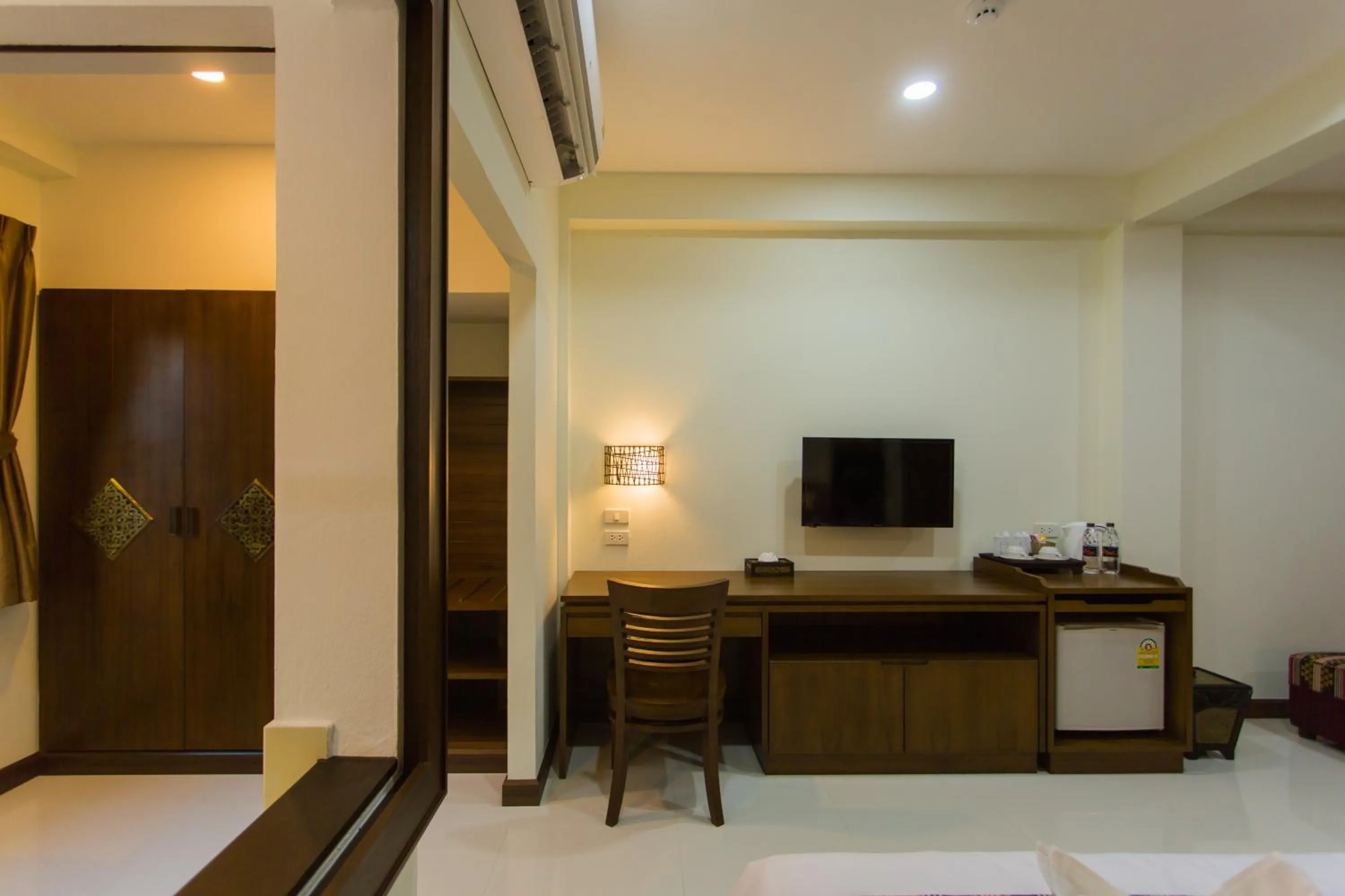 Seating area, Bed in Mhonsa Hotel