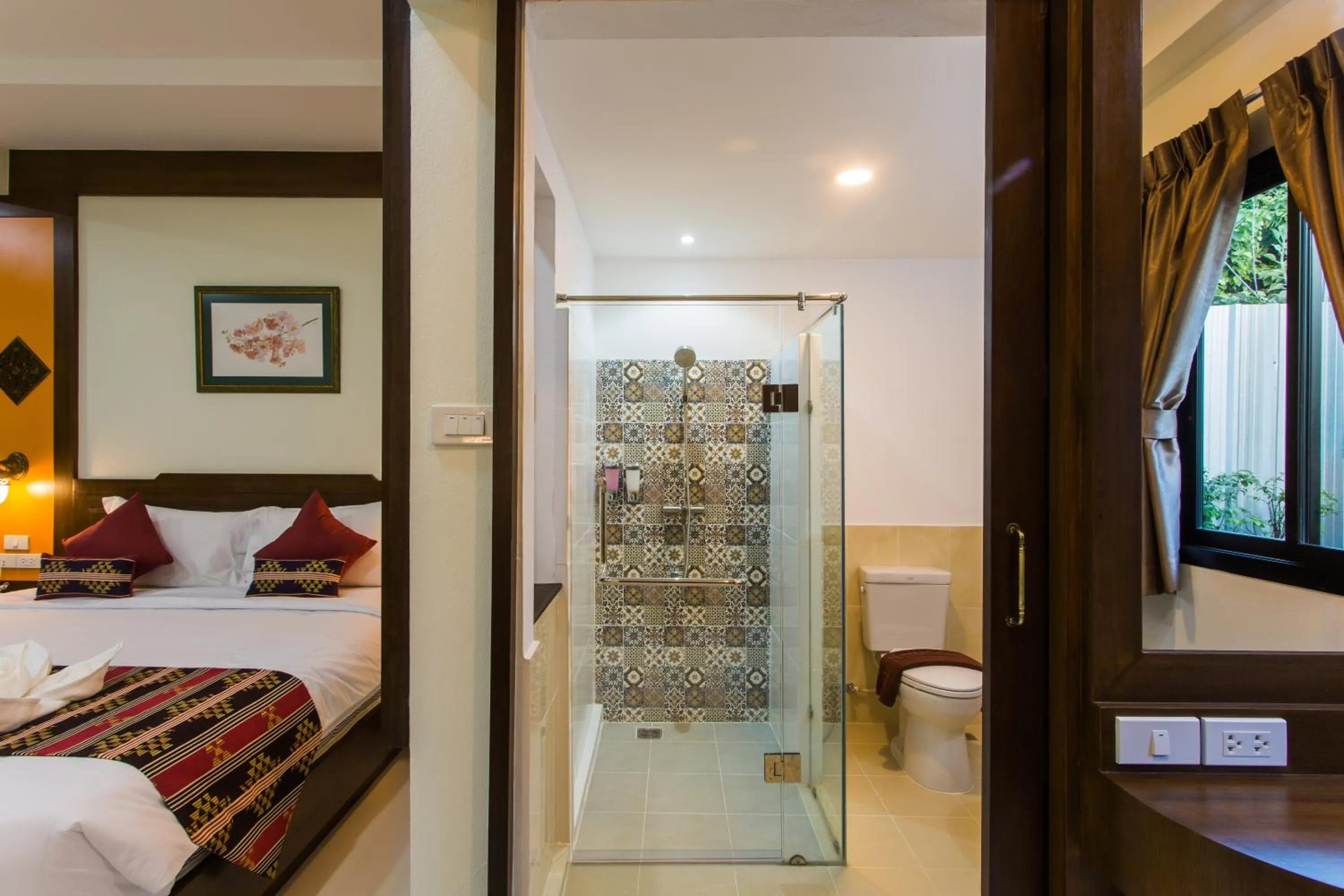 Bathroom, Bed in Mhonsa Hotel