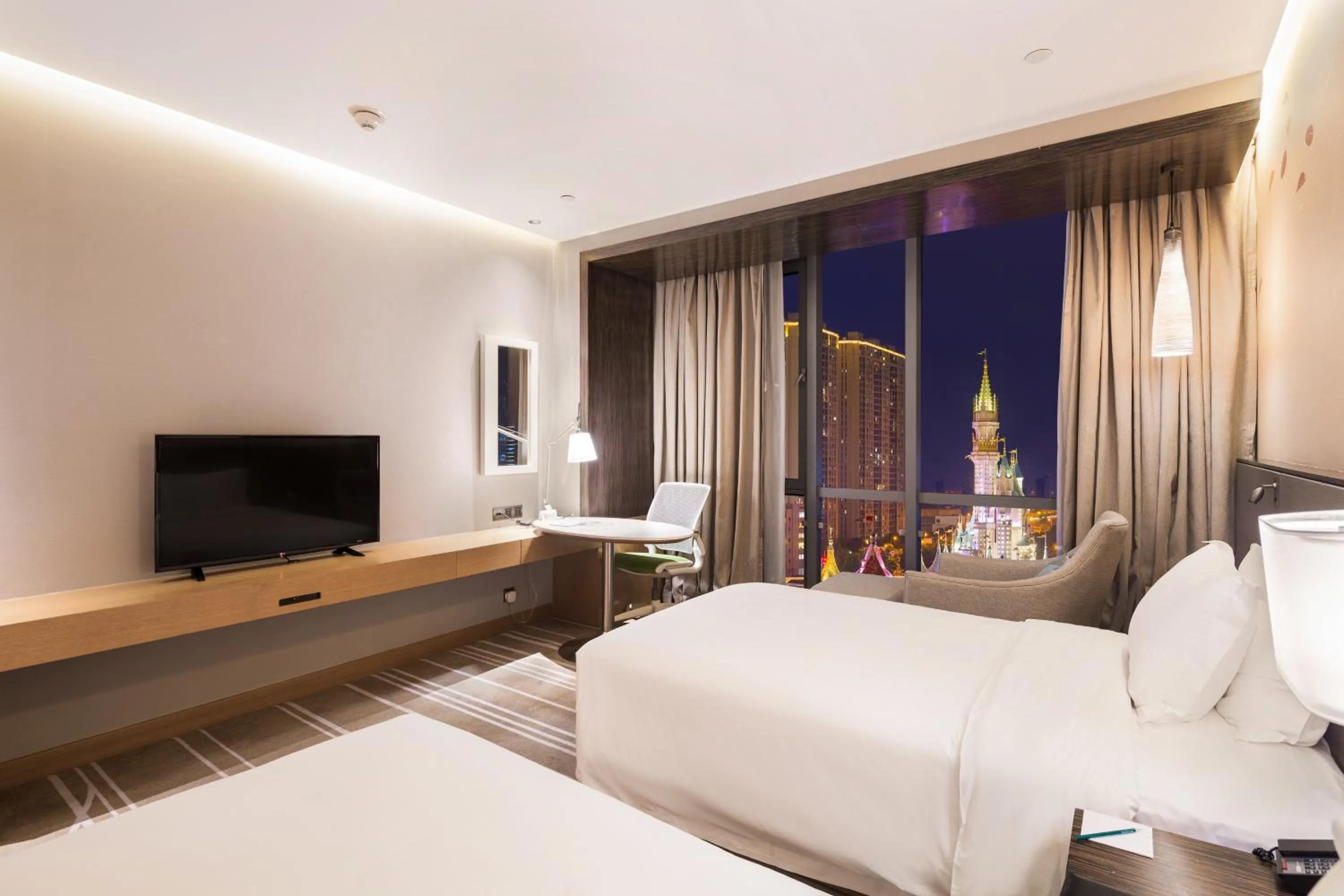 Photo of the whole room, Bed in Hilton Garden Inn Ningbo