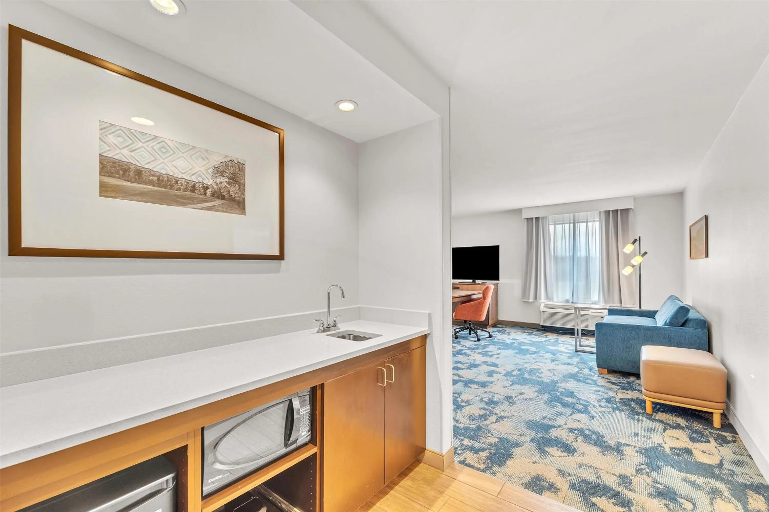 microwave in Hampton Inn & Suites Kenosha Pleasant Prairie