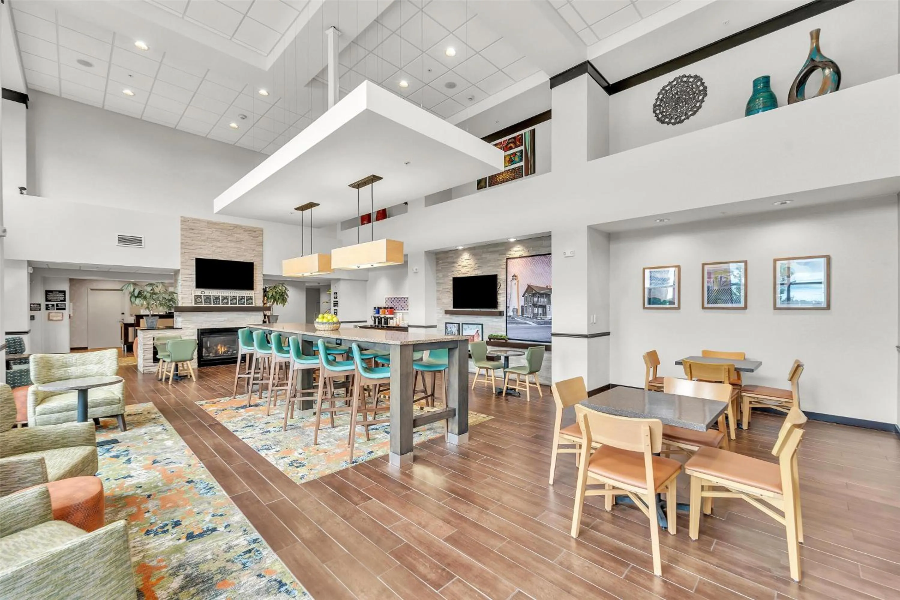 Communal lounge/ TV room in Hampton Inn & Suites Kenosha Pleasant Prairie