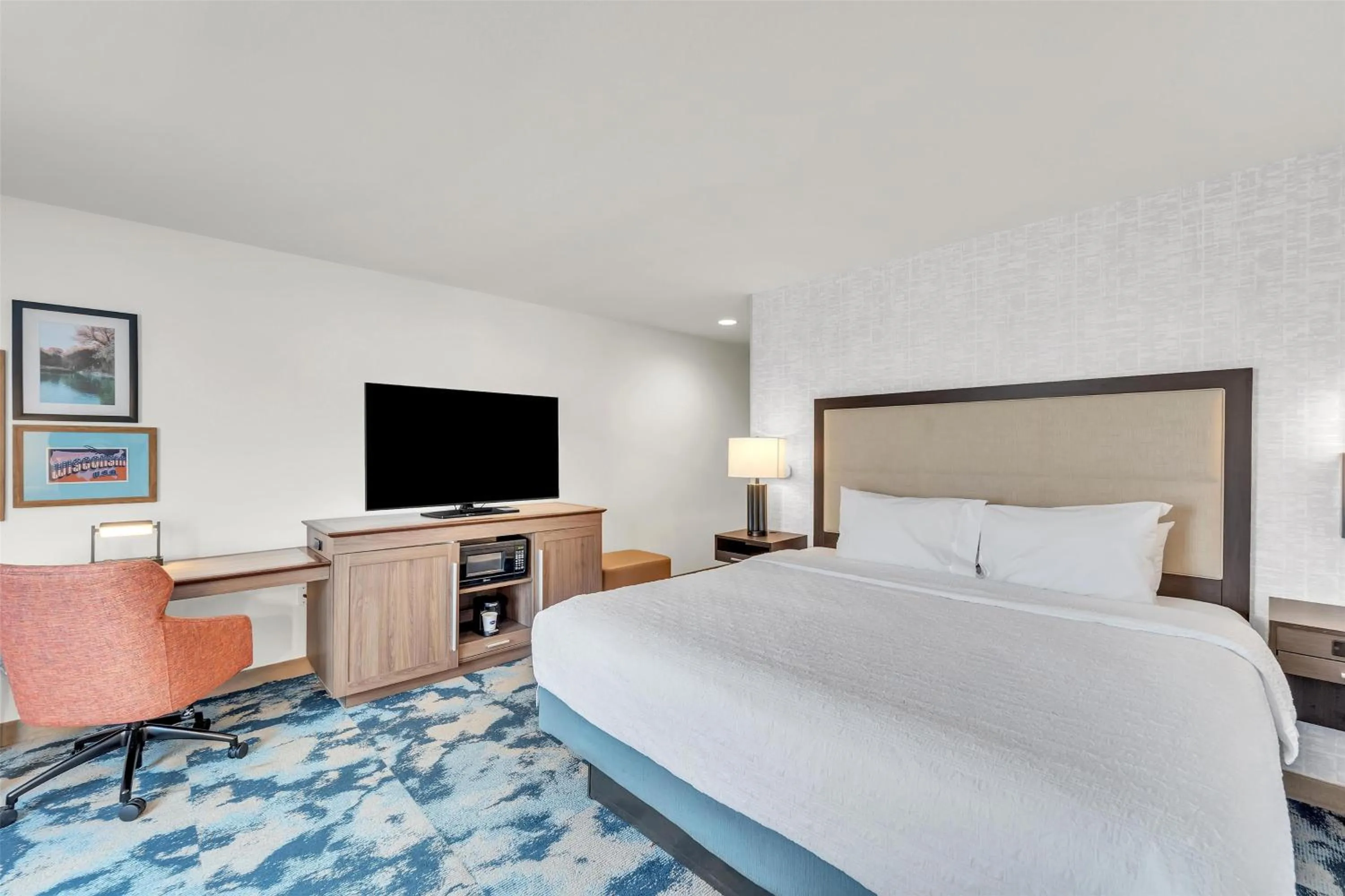 Bed in Hampton Inn & Suites Kenosha Pleasant Prairie