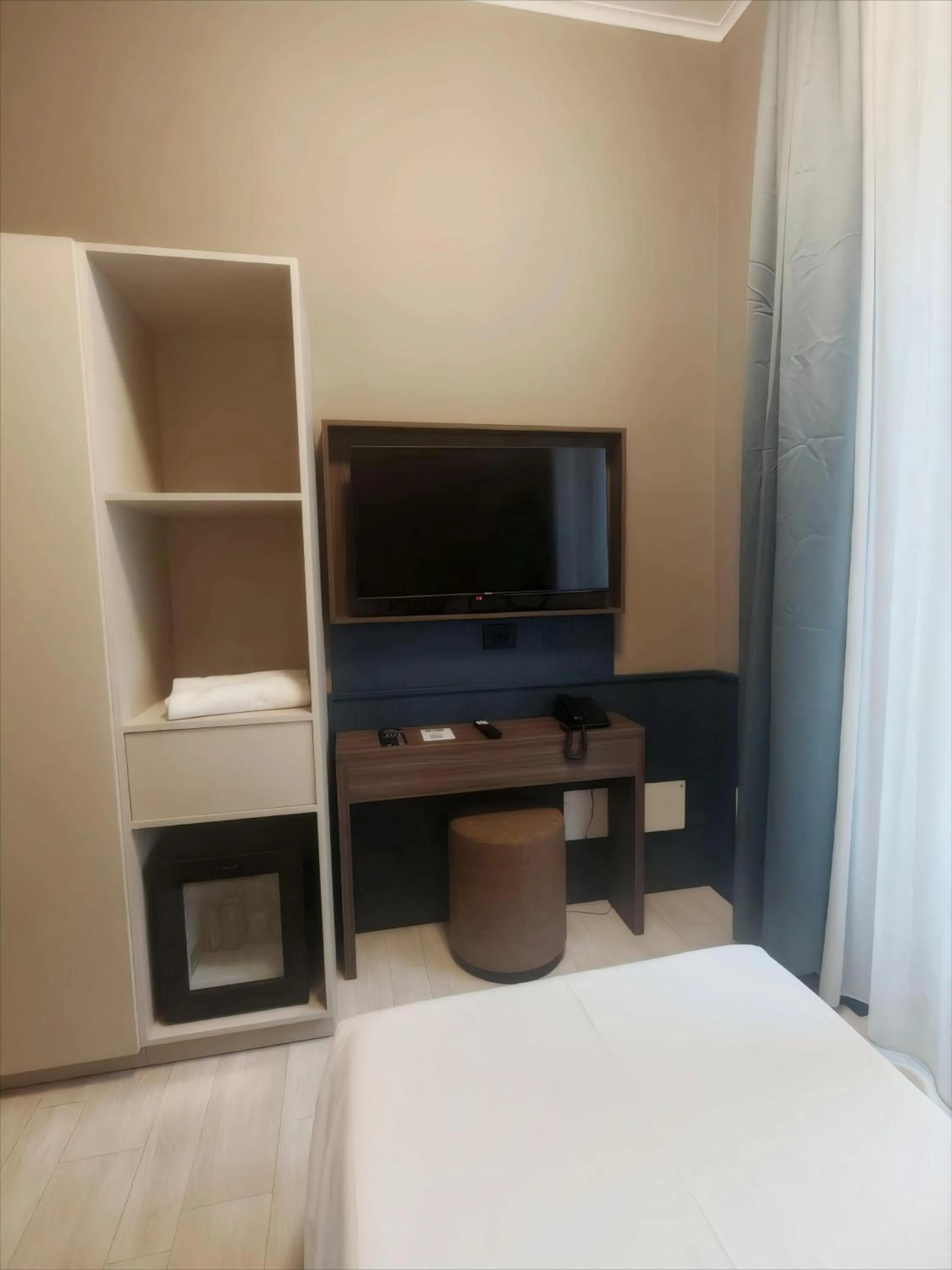 Bedroom, Bed in The B Place