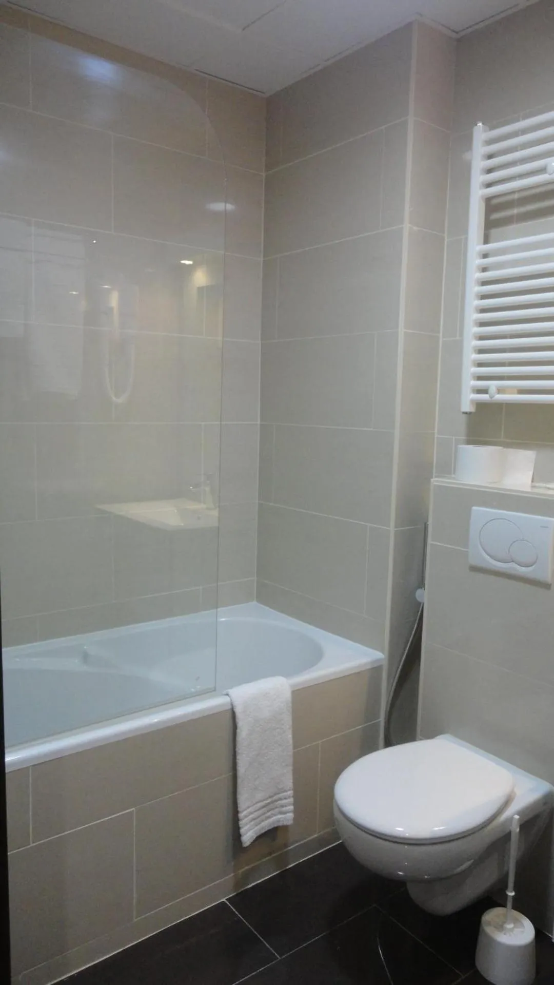 Bathroom in Hotel L'auberge Du Souverain