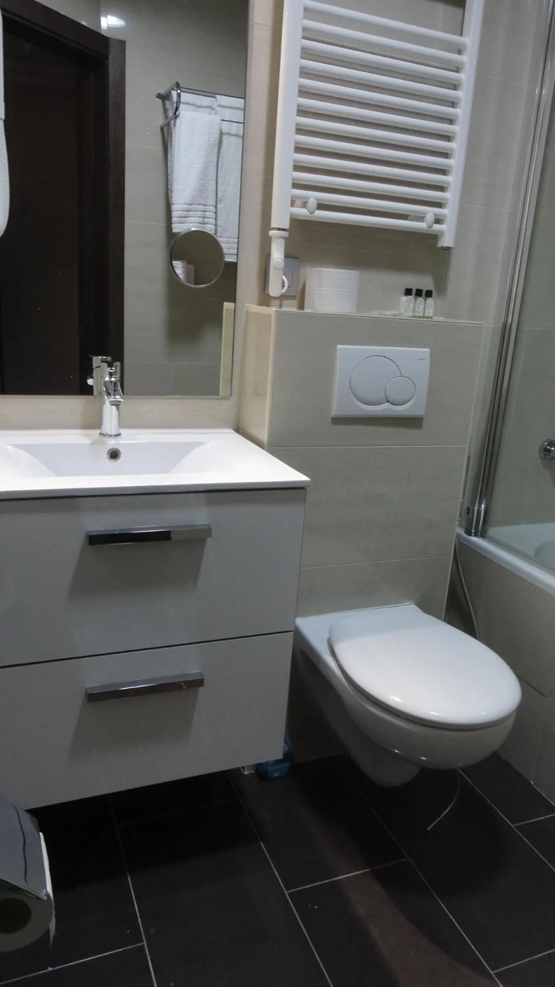 Bathroom in Hotel L'auberge Du Souverain