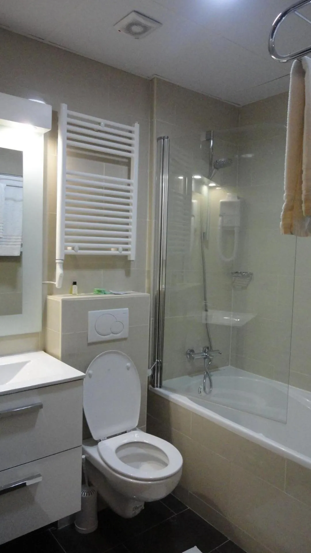 Bathroom in Hotel L'auberge Du Souverain