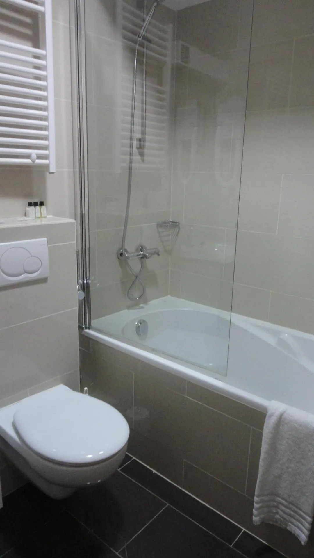 Bathroom in Hotel L'auberge Du Souverain