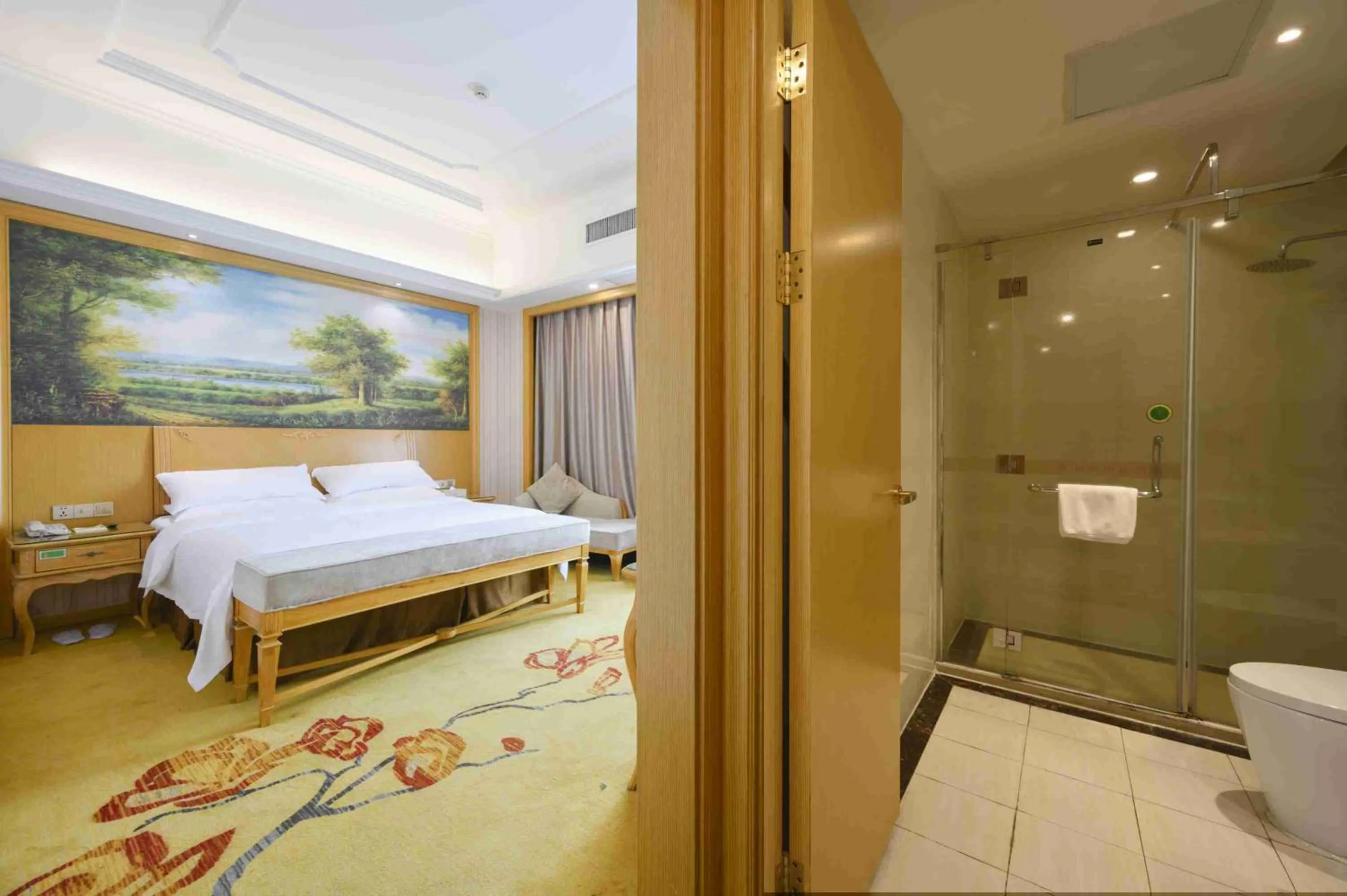 Bed in Vienna International Hotel Shanghai Malu Station