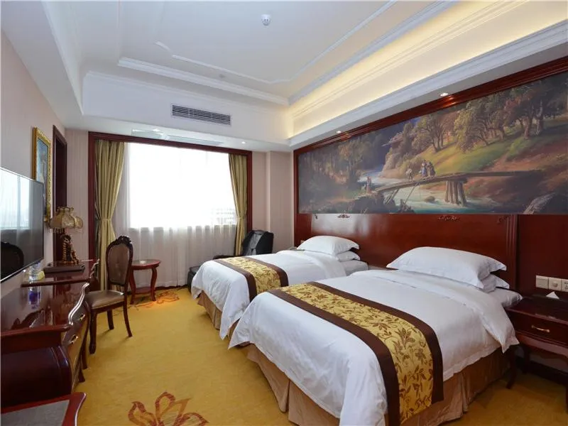 Bed in Vienna International Hotel Shanghai International Tourism and Resorts Zone