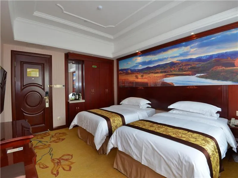 Bed in Vienna International Hotel Shanghai International Tourism and Resorts Zone