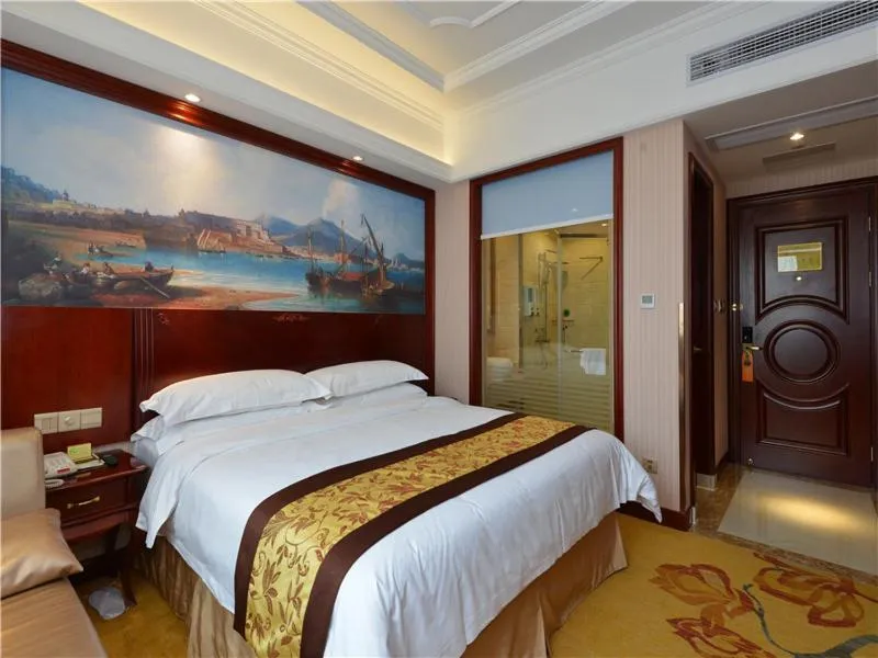 Bed in Vienna International Hotel Shanghai International Tourism and Resorts Zone