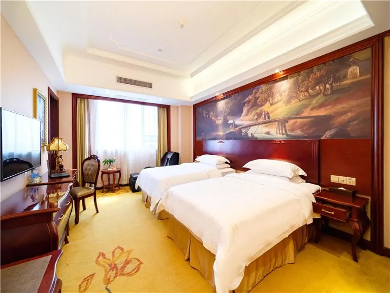 Bed in Vienna International Hotel Shanghai International Tourism and Resorts Zone