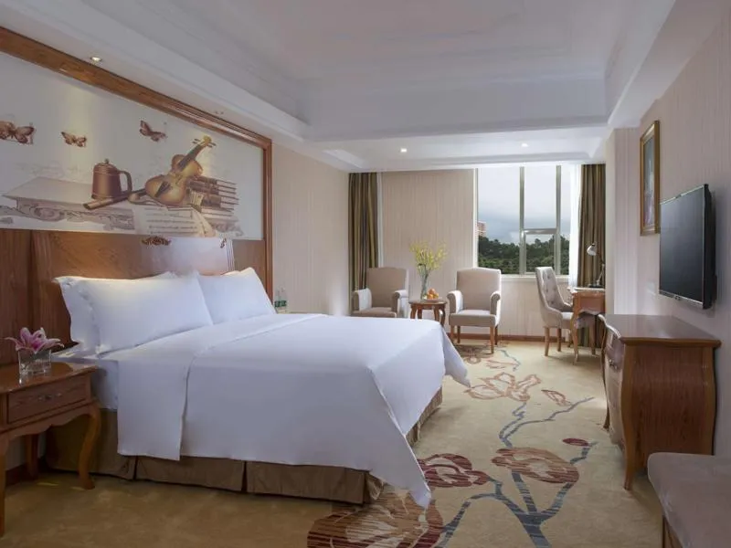 Bed in Vienna International Hotel Shenzhen Caopu Jindaotian
