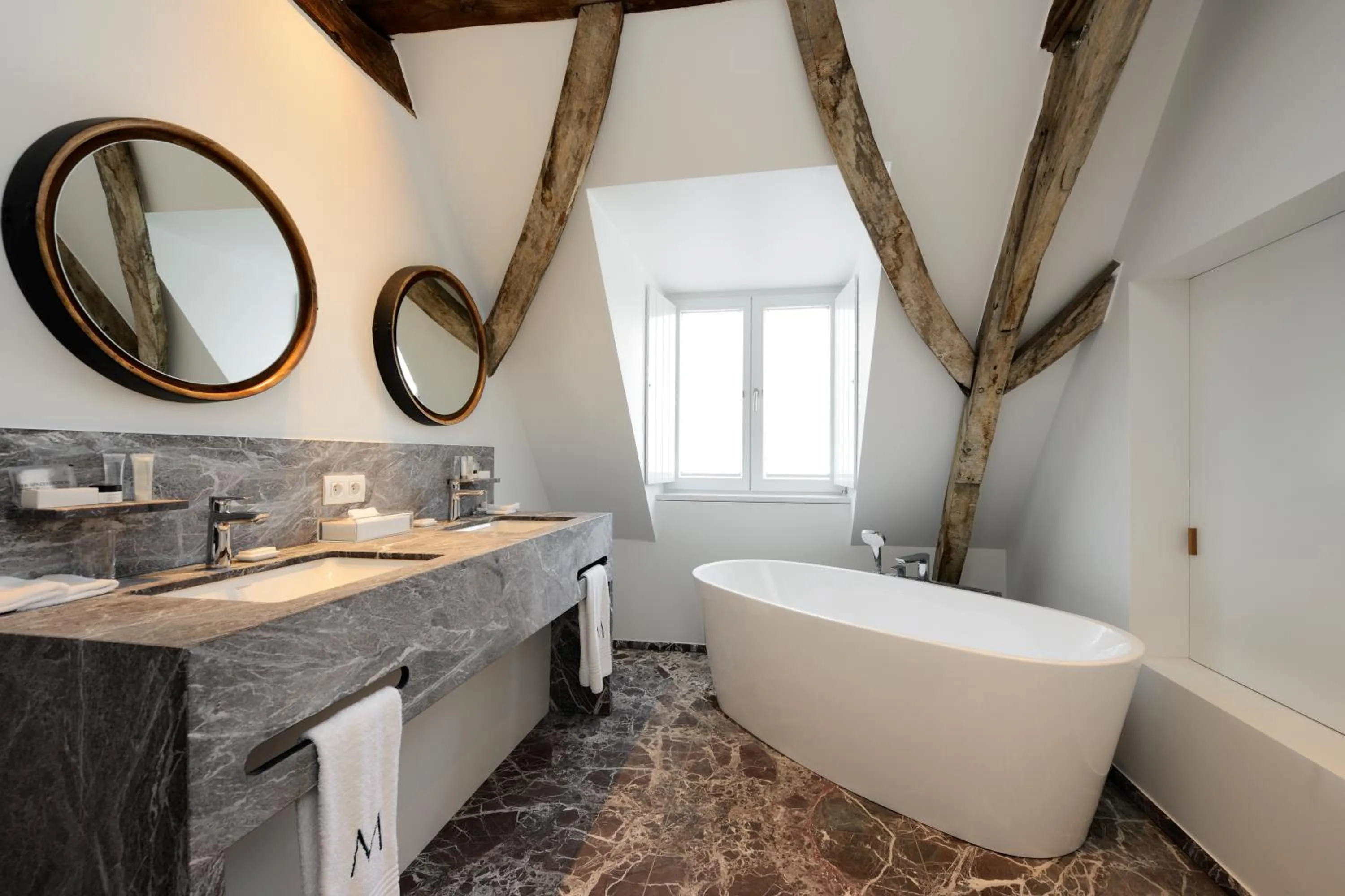 Bathroom in Hotel Messeyne