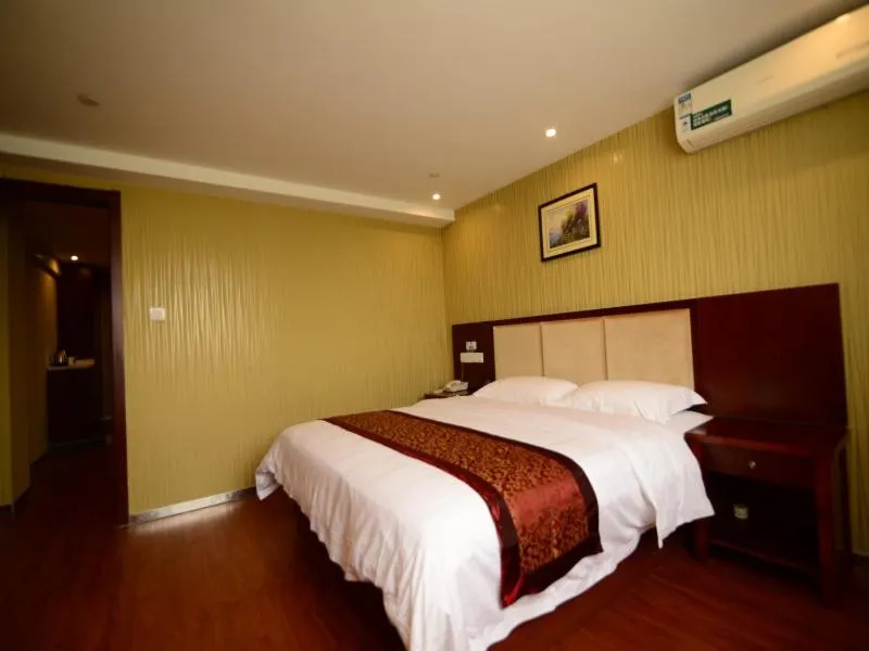 Bed in GreenTree Inn JiangSu Suzhou Kunshan Huaqiao