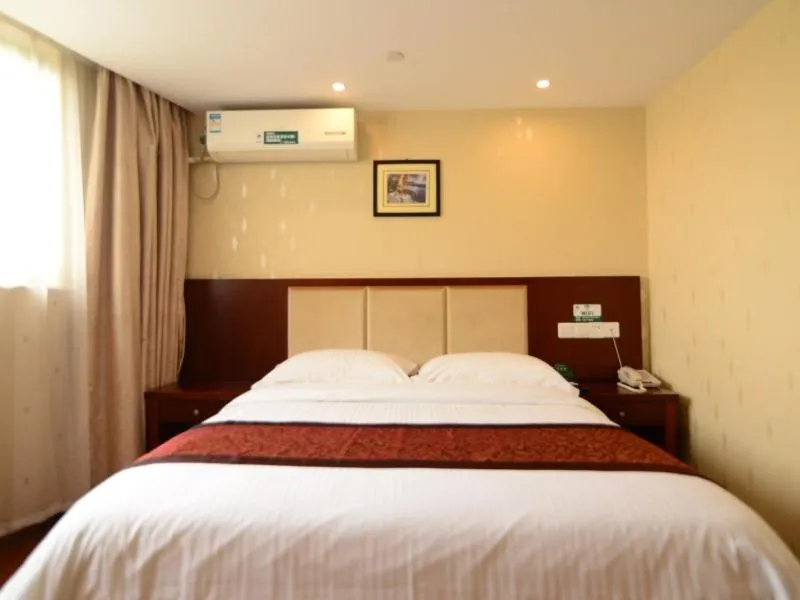 Bed in GreenTree Inn JiangSu Suzhou Kunshan Huaqiao