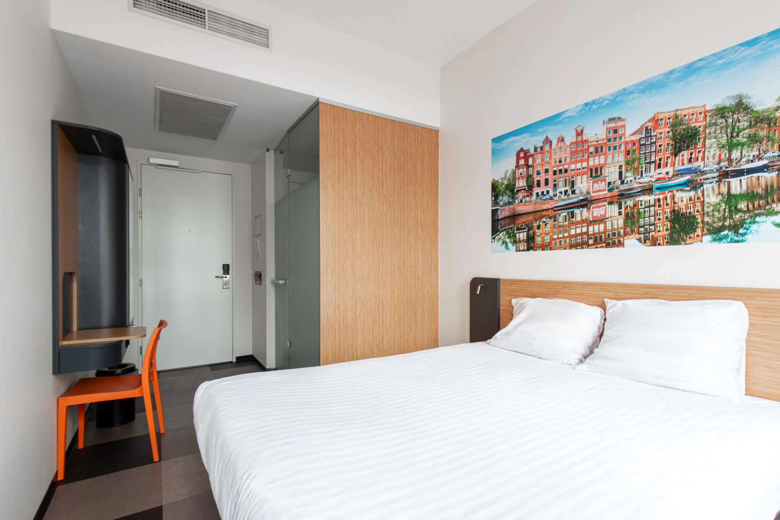 Bedroom, Bed in easyHotel Amsterdam Arena Boulevard