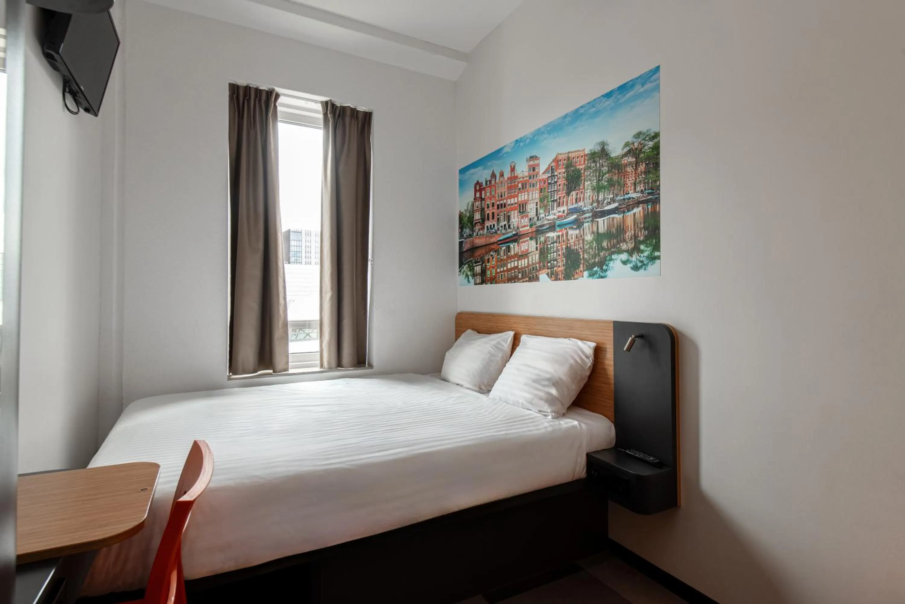 Bedroom, Bed in easyHotel Amsterdam Arena Boulevard