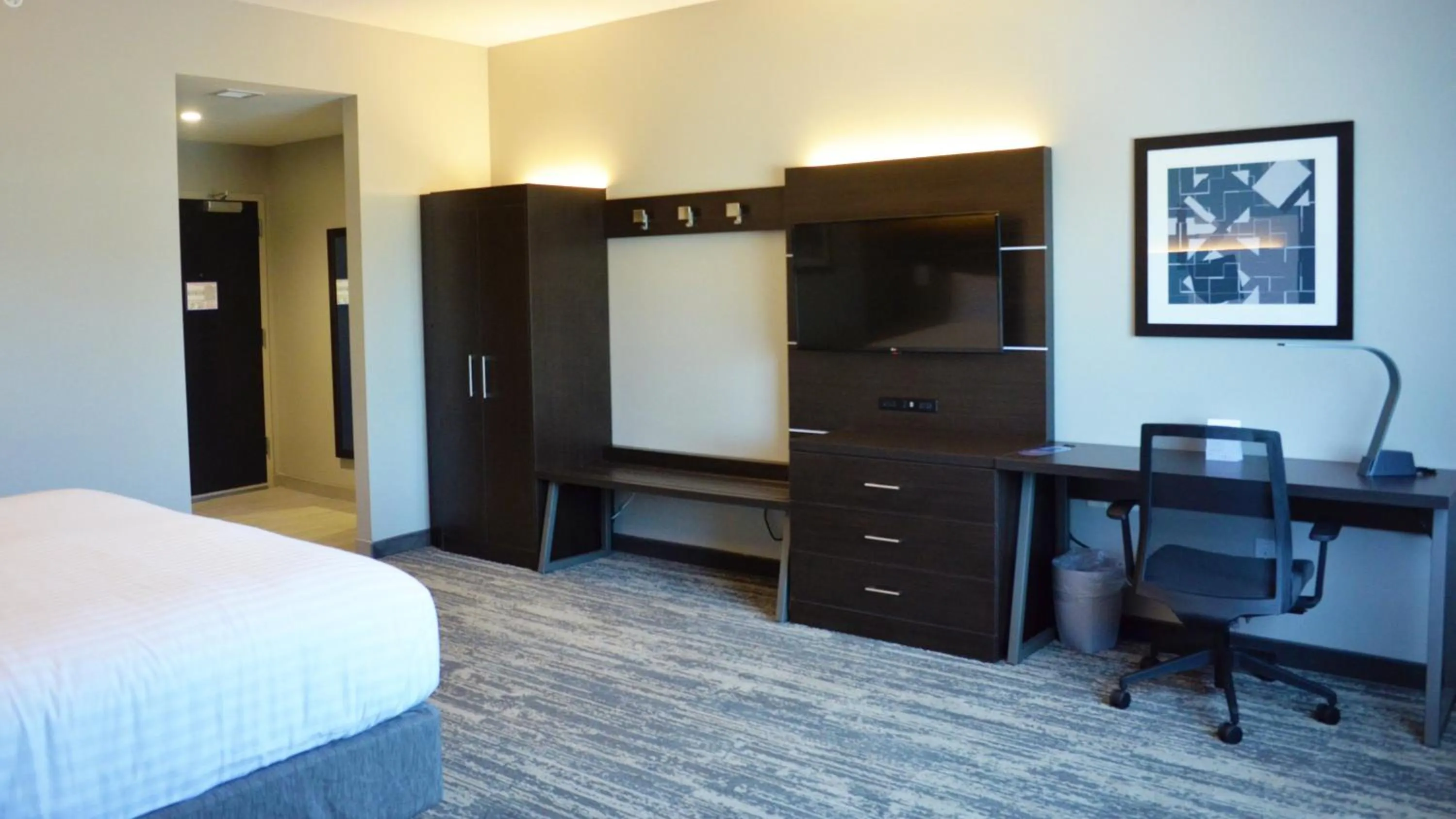 Photo of the whole room, Bed in Holiday Inn Express & Suites - Jacksonville W - I295 and I10 by IHG