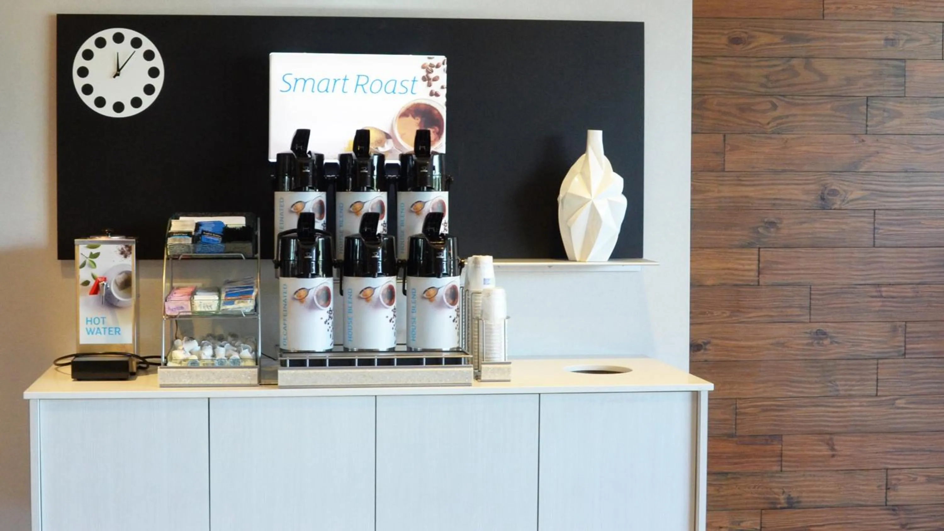 Photo of the whole room in Holiday Inn Express & Suites - Jacksonville W - I295 and I10 by IHG