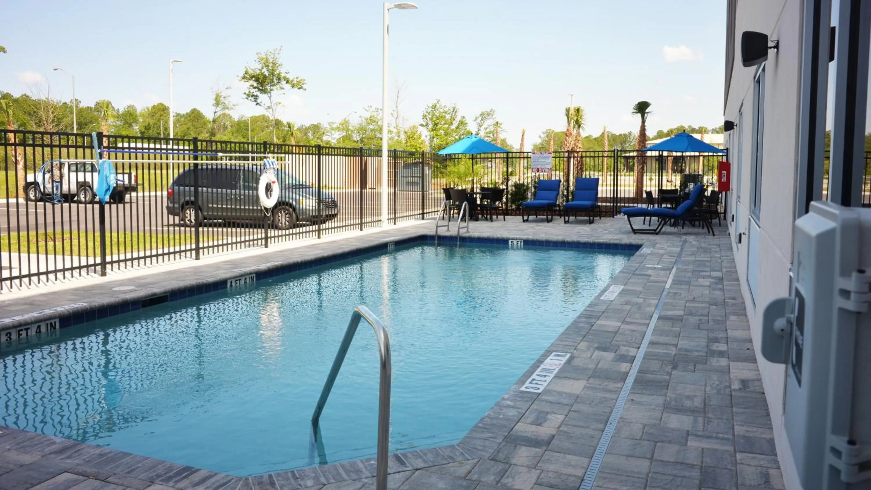 Swimming pool in Holiday Inn Express & Suites - Jacksonville W - I295 and I10 by IHG