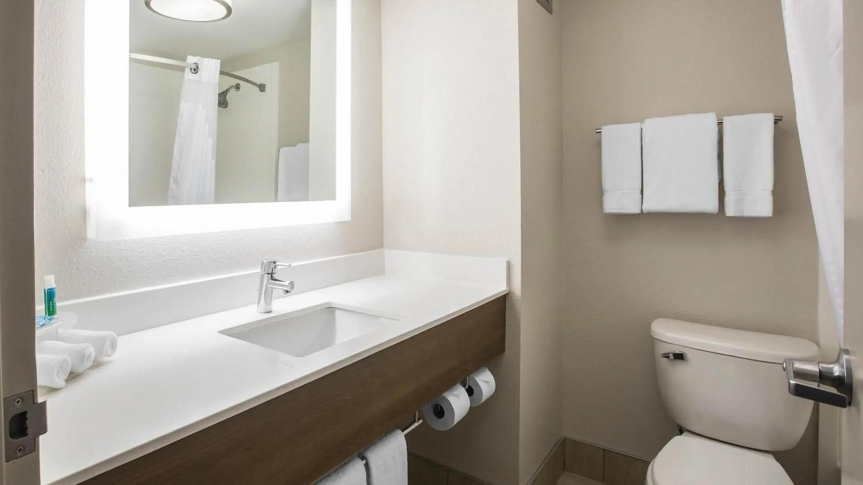 Standard King Room with Walk-In Shower in Holiday Inn Express & Suites - Jacksonville W - I295 and I10 by IHG Standard King Room with Walk-In Shower in Holiday Inn Express & Suites - Jacksonville W - I295 and I10 by IHG