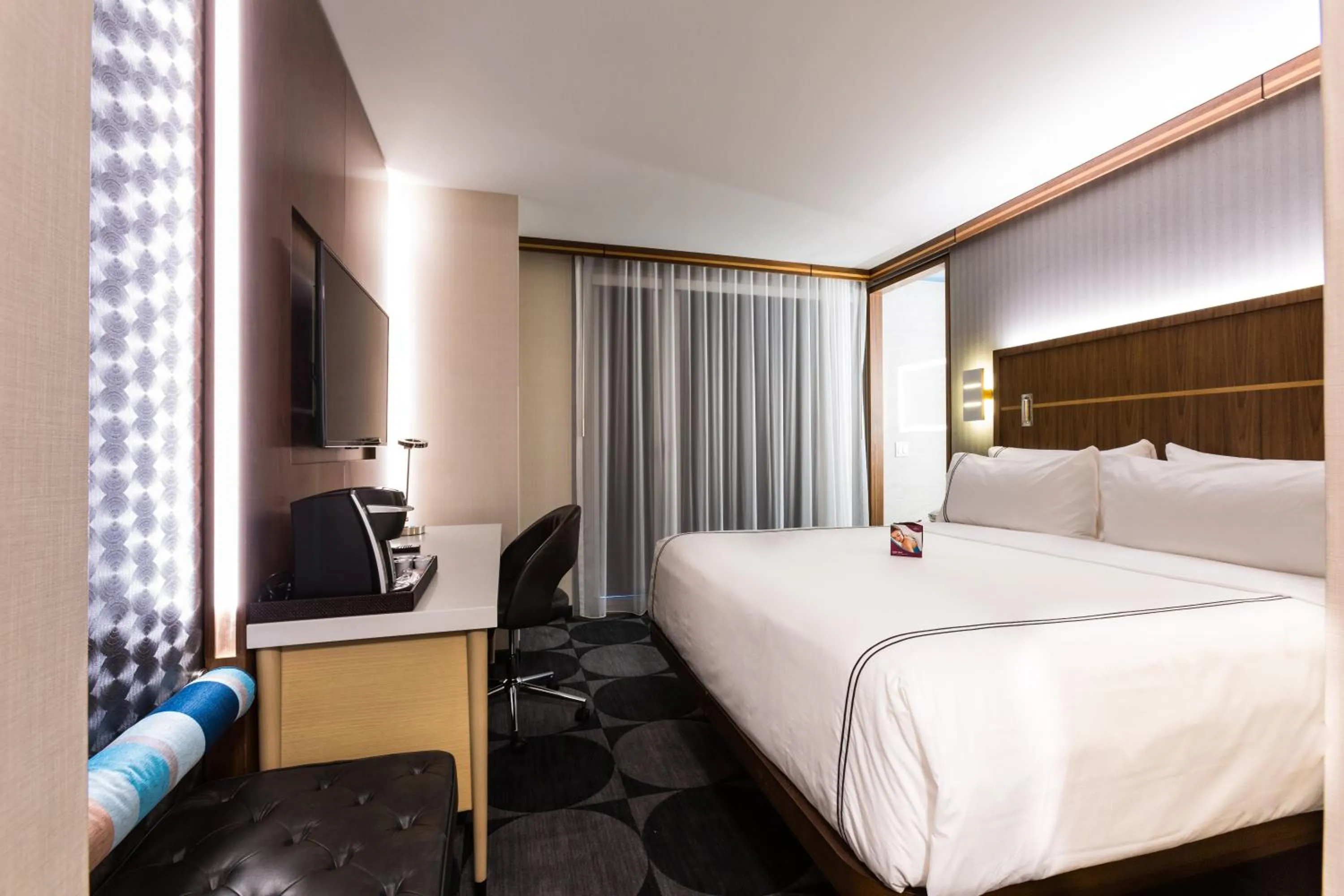 Photo of the whole room, Bed in Crowne Plaza HY36 Midtown Manhattan by IHG