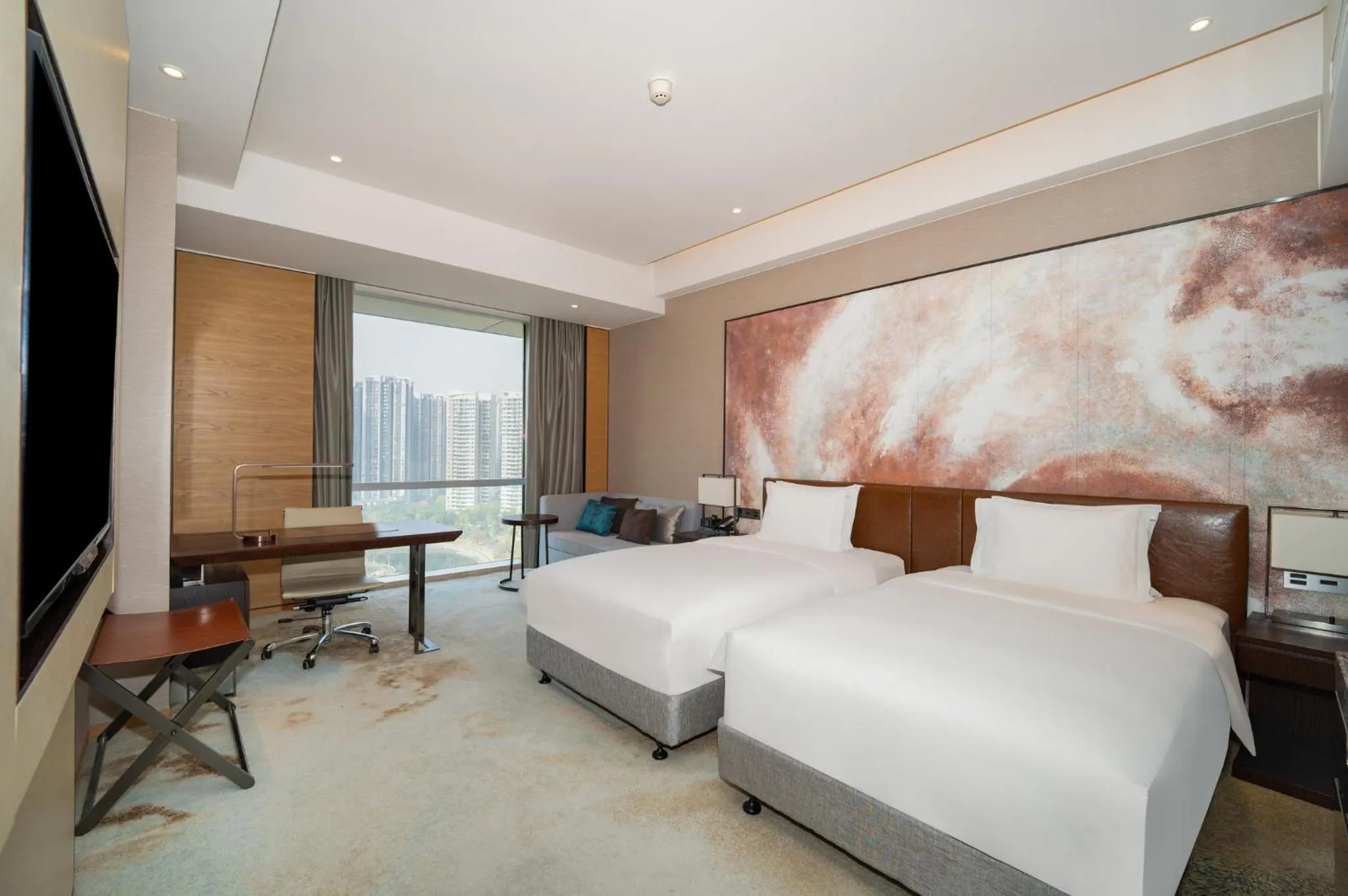 Photo of the whole room, Bed in Crowne Plaza Chengdu Wenjiang by IHG