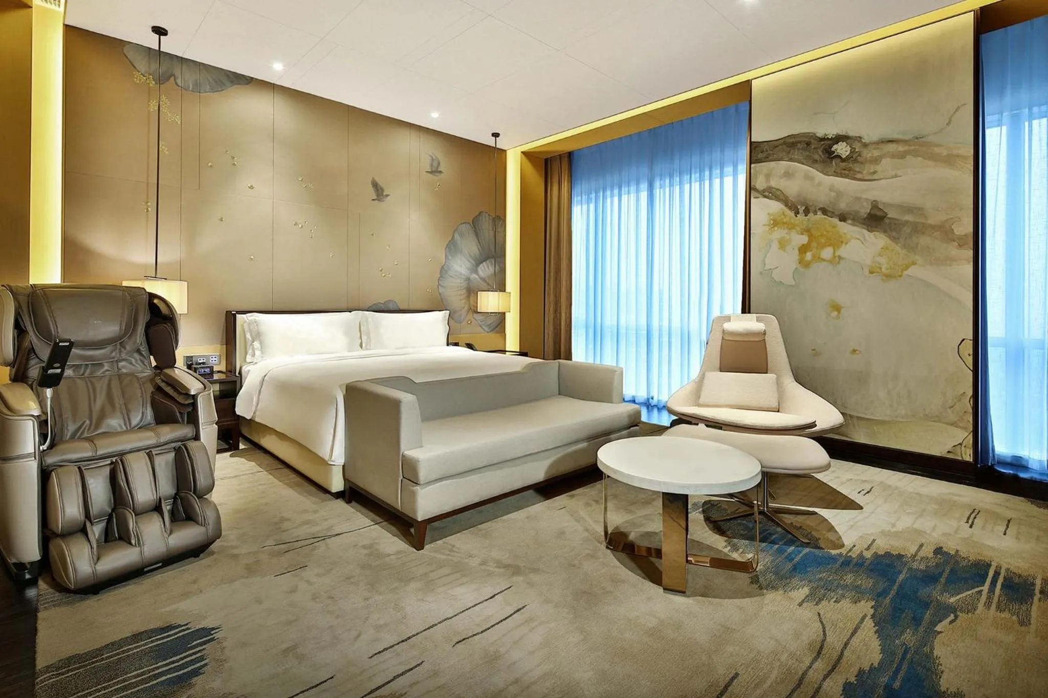 Photo of the whole room, Bed in Crowne Plaza Chengdu Wenjiang by IHG