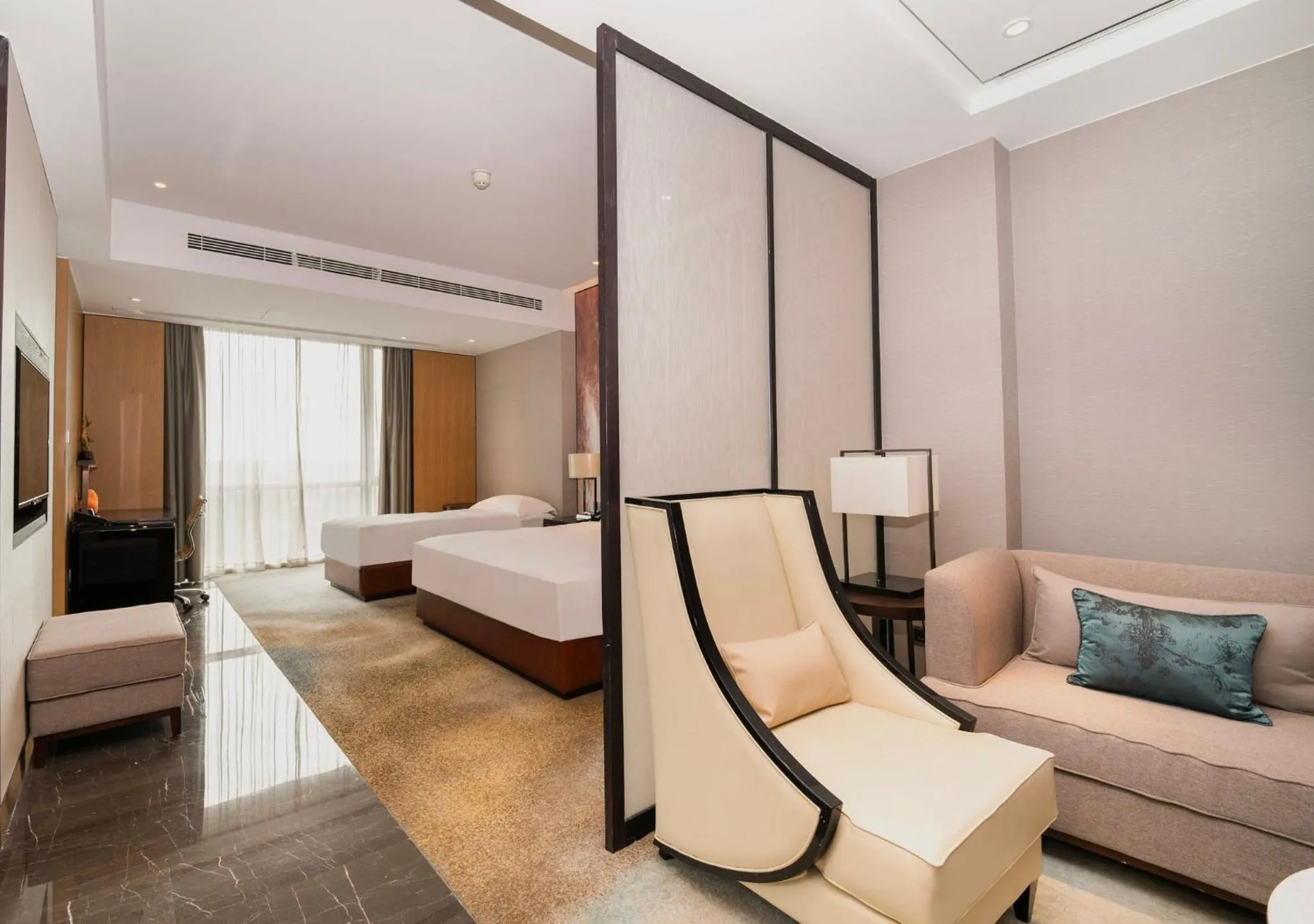 Photo of the whole room, Bed in Crowne Plaza Chengdu Wenjiang by IHG