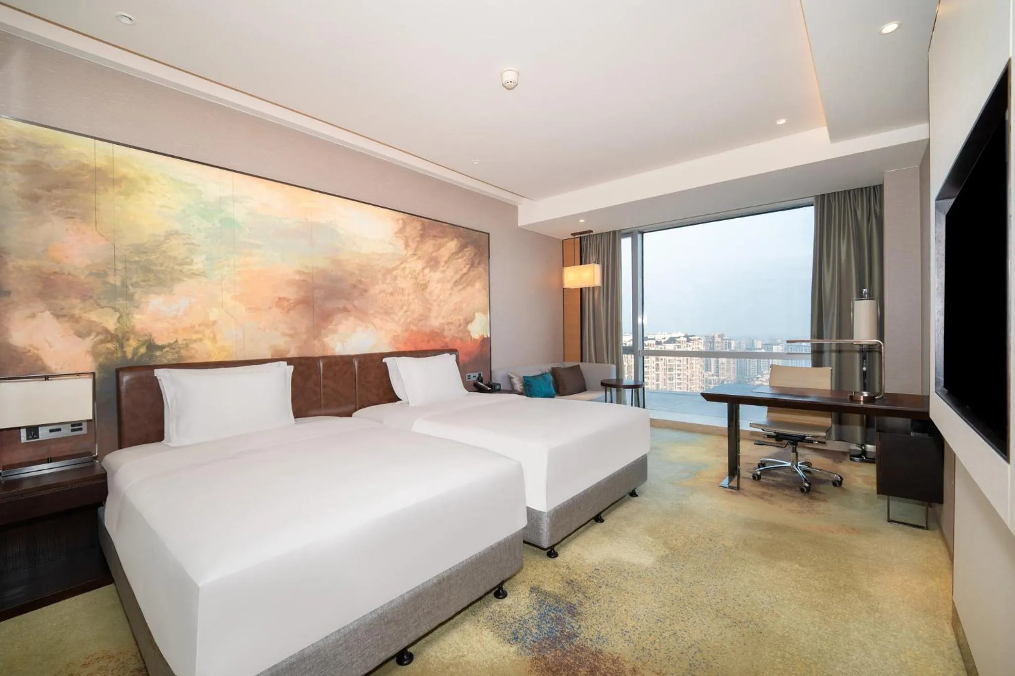 Photo of the whole room, Bed in Crowne Plaza Chengdu Wenjiang by IHG