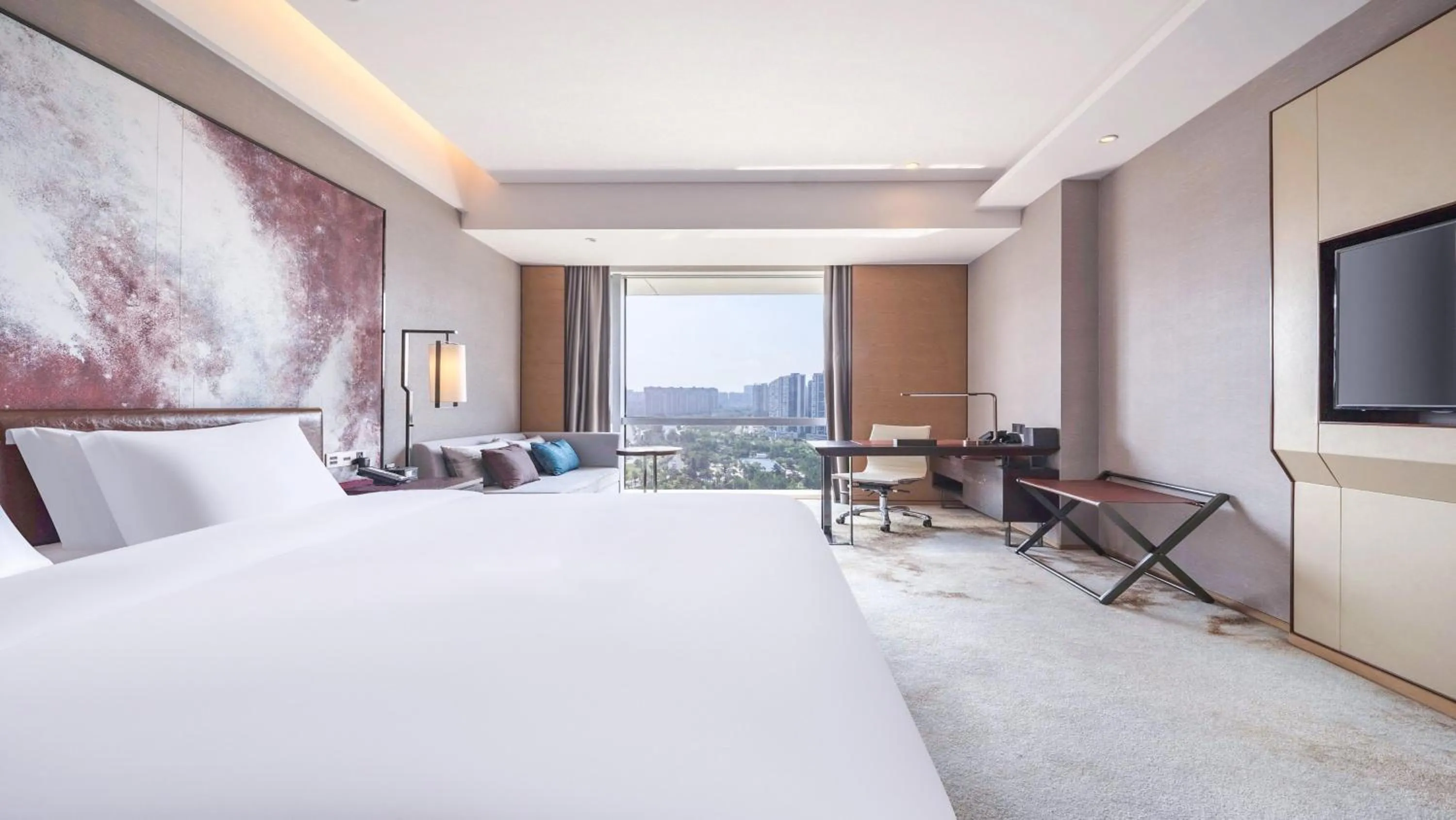 Photo of the whole room, Bed in Crowne Plaza Chengdu Wenjiang by IHG