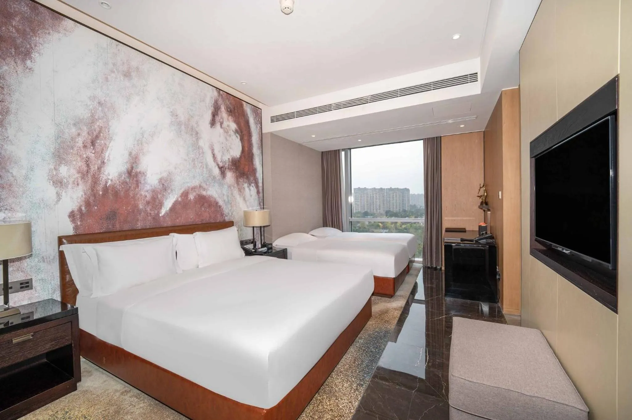 Photo of the whole room, Bed in Crowne Plaza Chengdu Wenjiang by IHG
