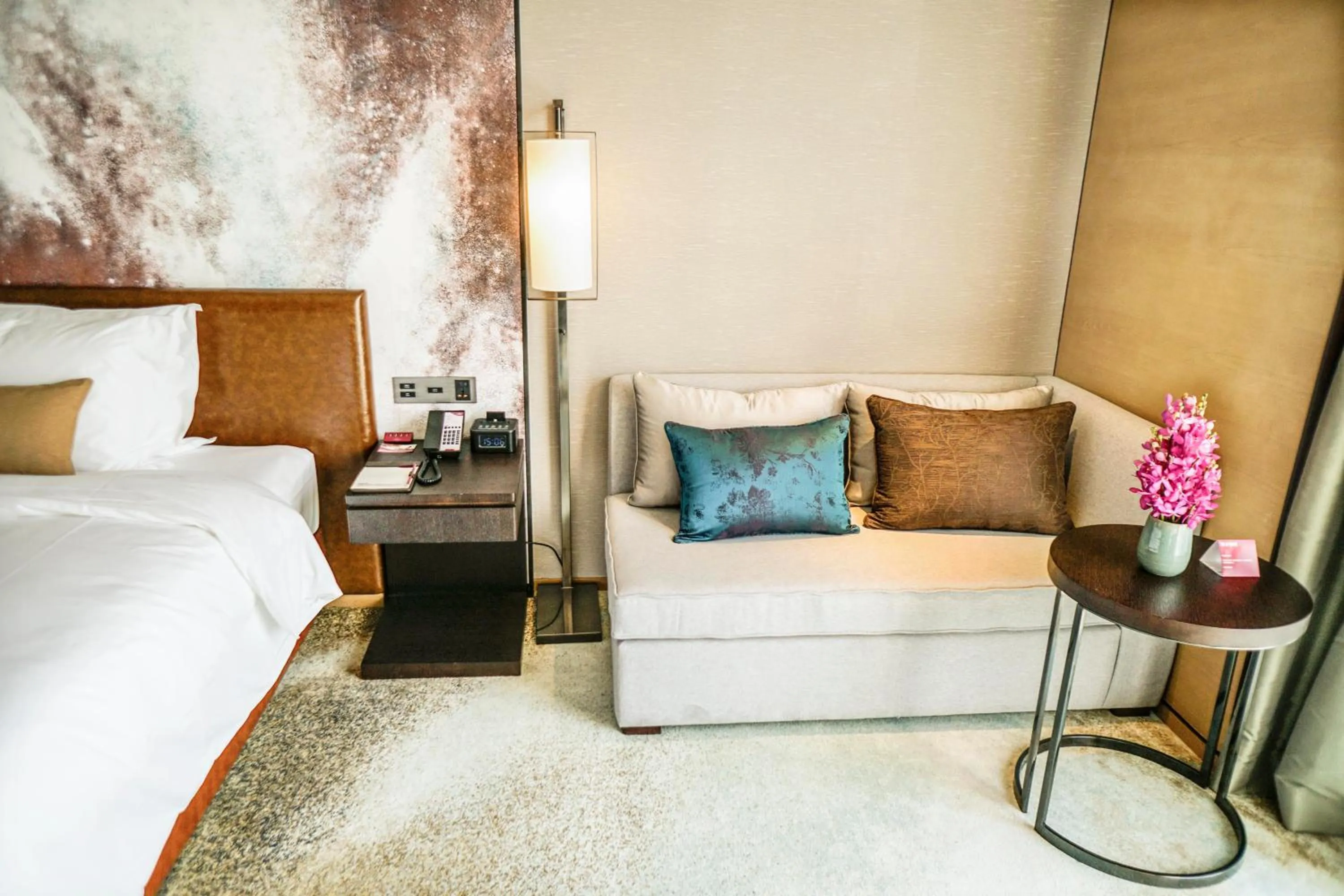 Bed in Crowne Plaza Chengdu Wenjiang by IHG