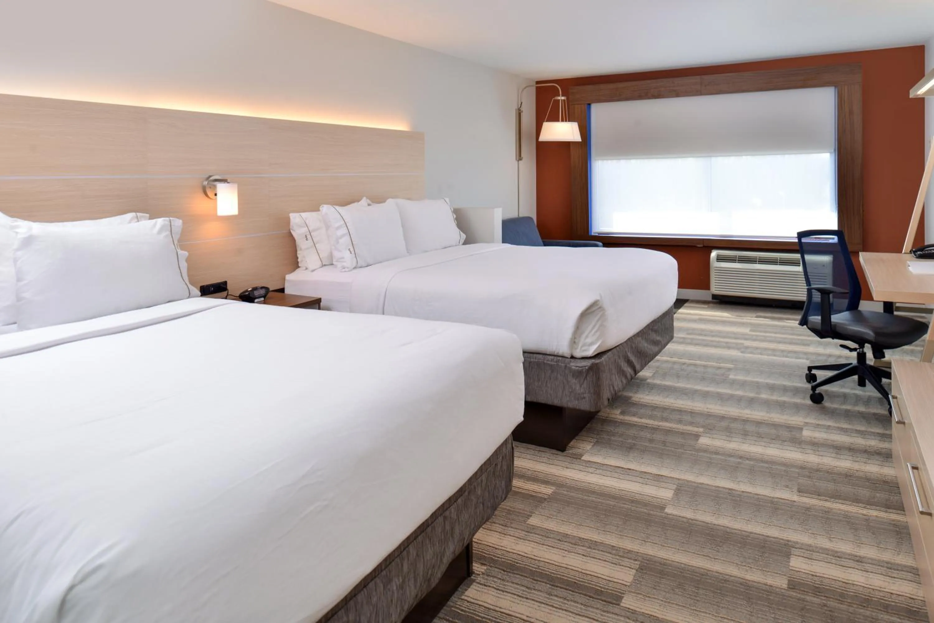 Photo of the whole room, Bed in Holiday Inn Express & Suites - Southgate - Detroit Area by IHG
