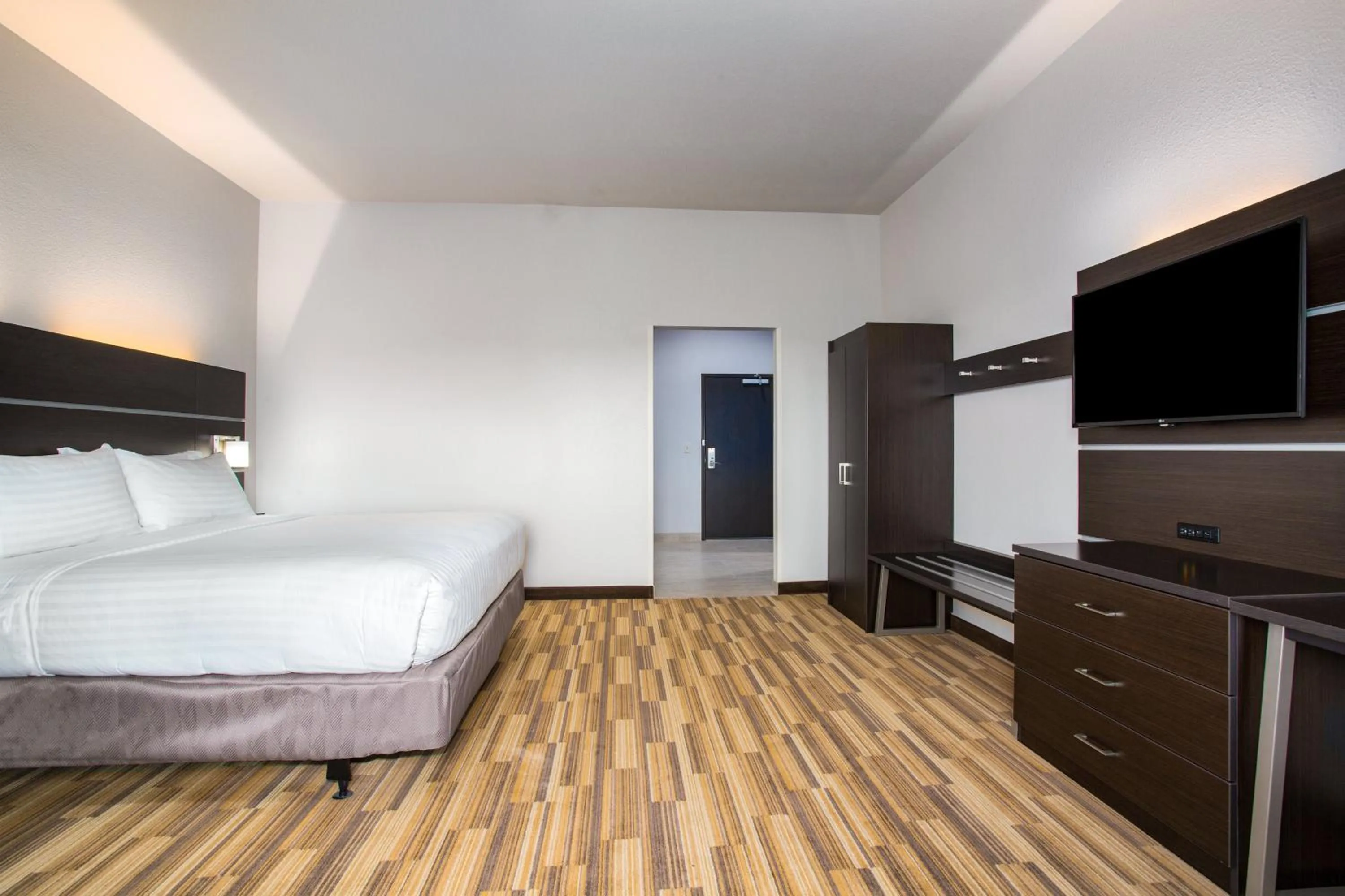 Photo of the whole room, Bed in Holiday Inn Express & Suites - Rapid City - Rushmore South by IHG