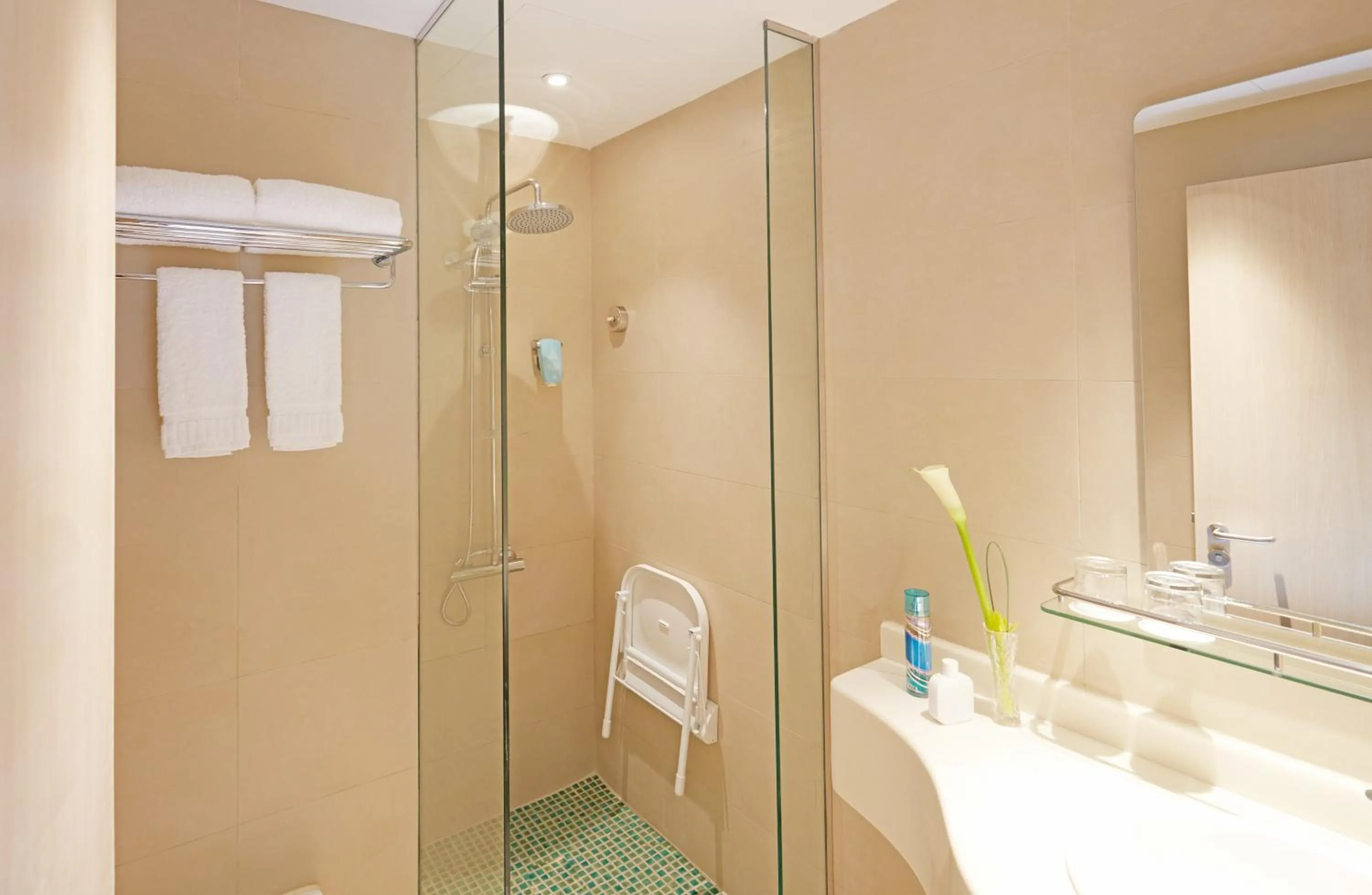 Bathroom in ibis Styles Makkah