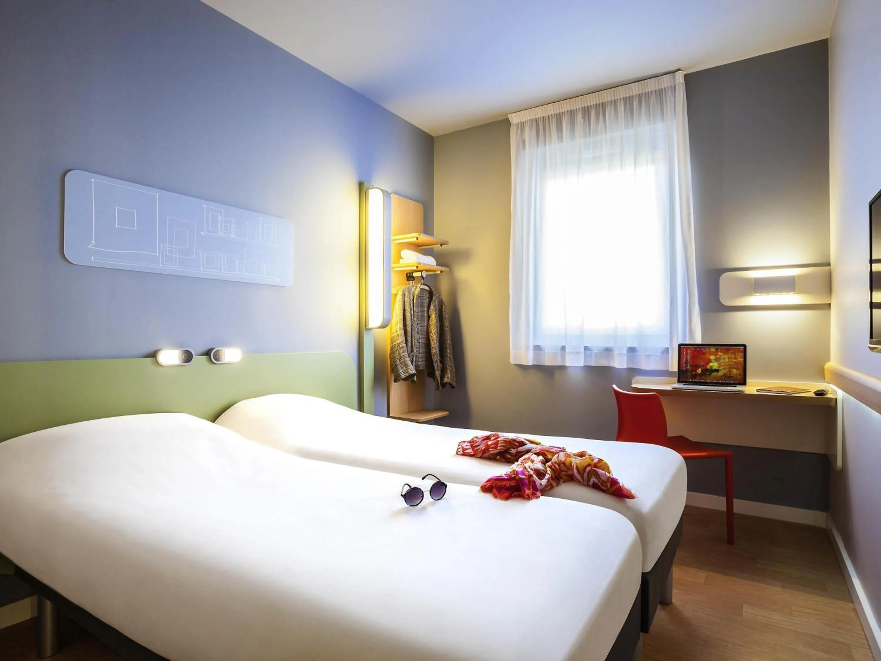 Bedroom, Bed in ibis budget Sens