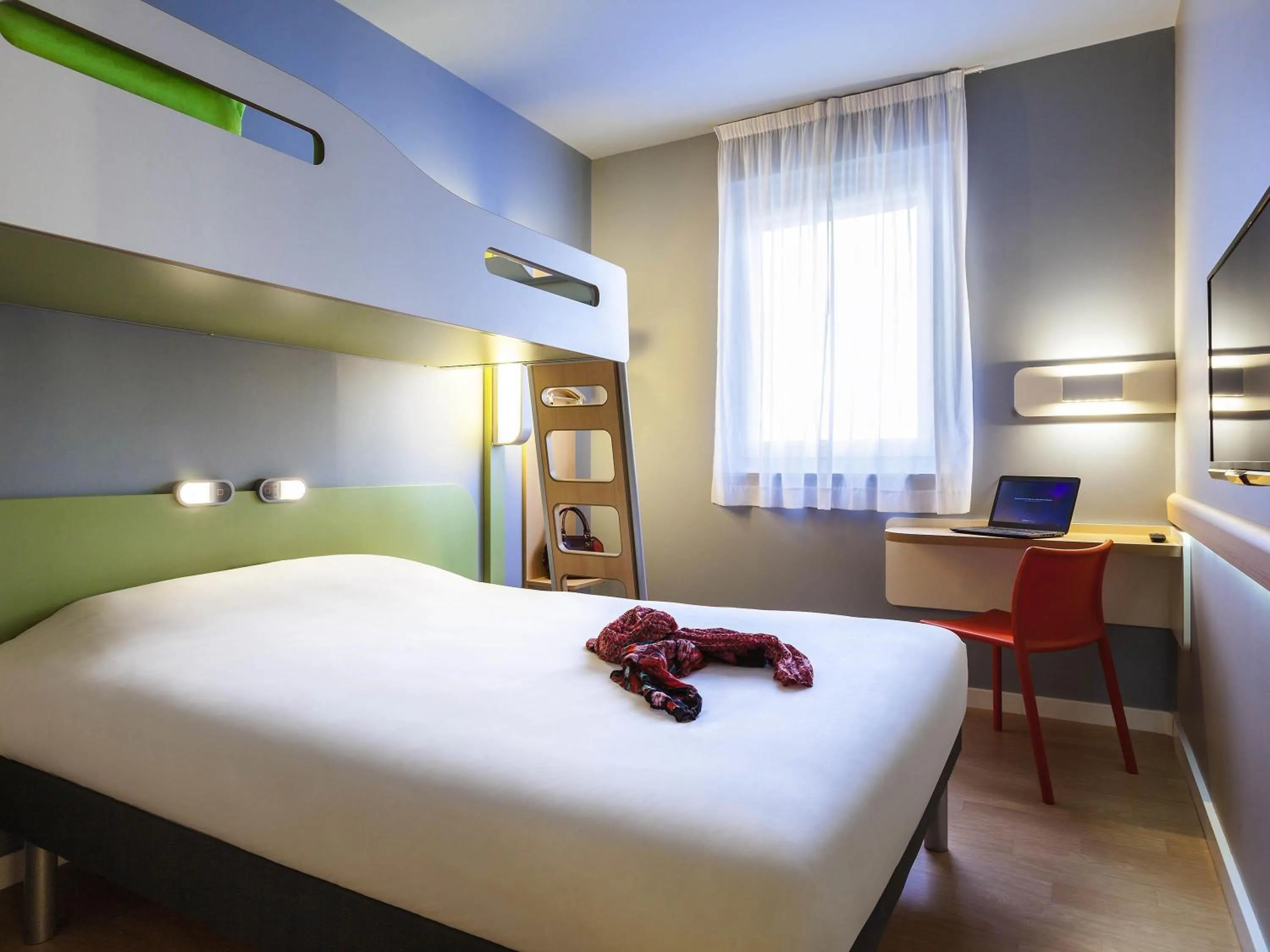 Bedroom, Bed in ibis budget Sens