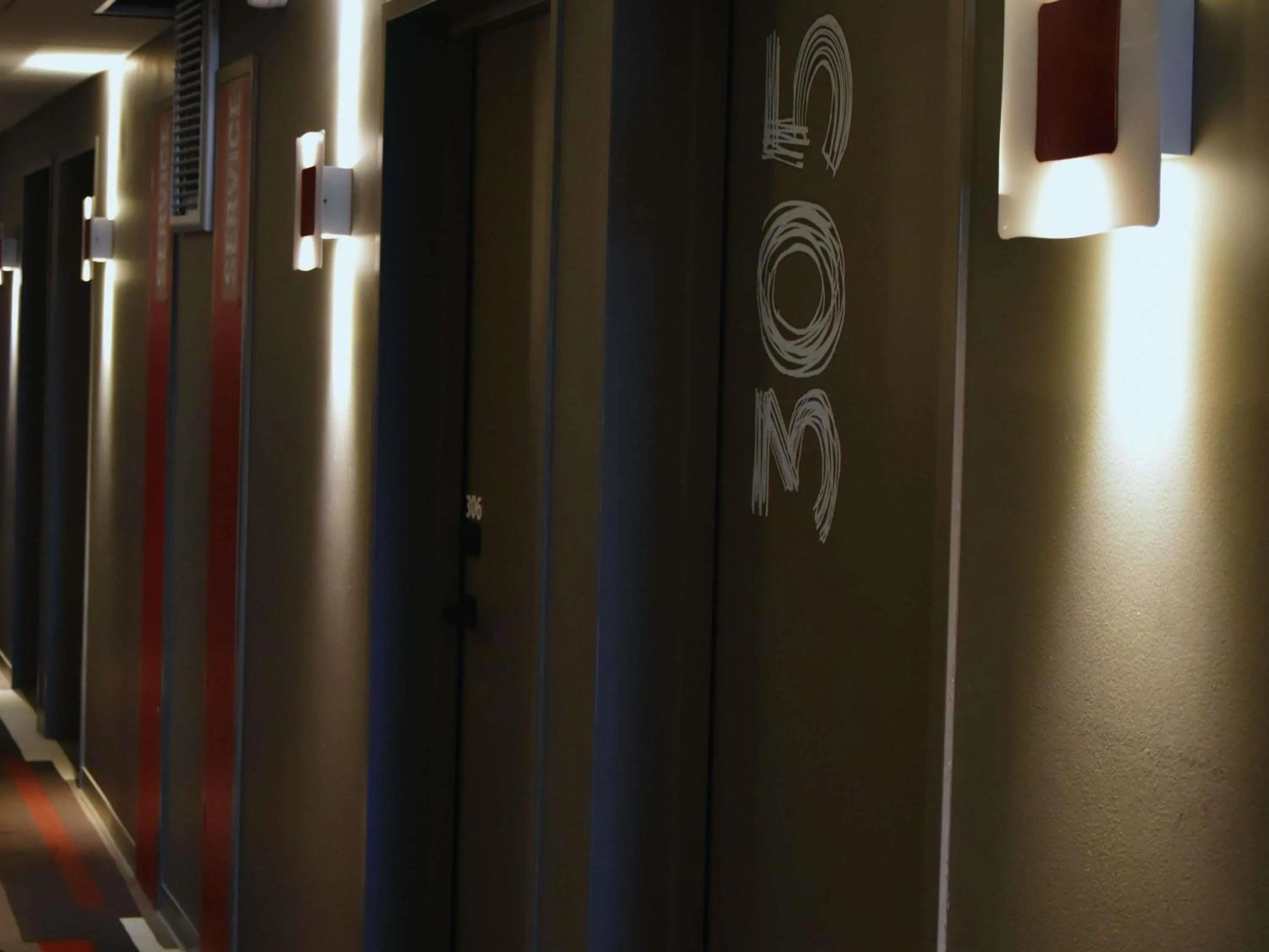 Bedroom in ibis Sens