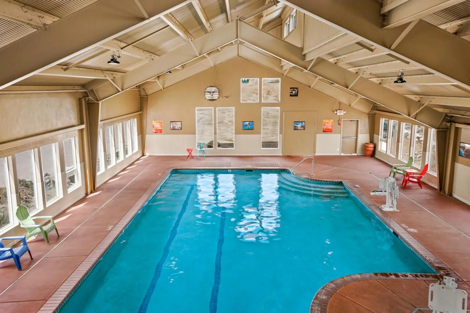 Swimming pool in Gold King Mountain Inn