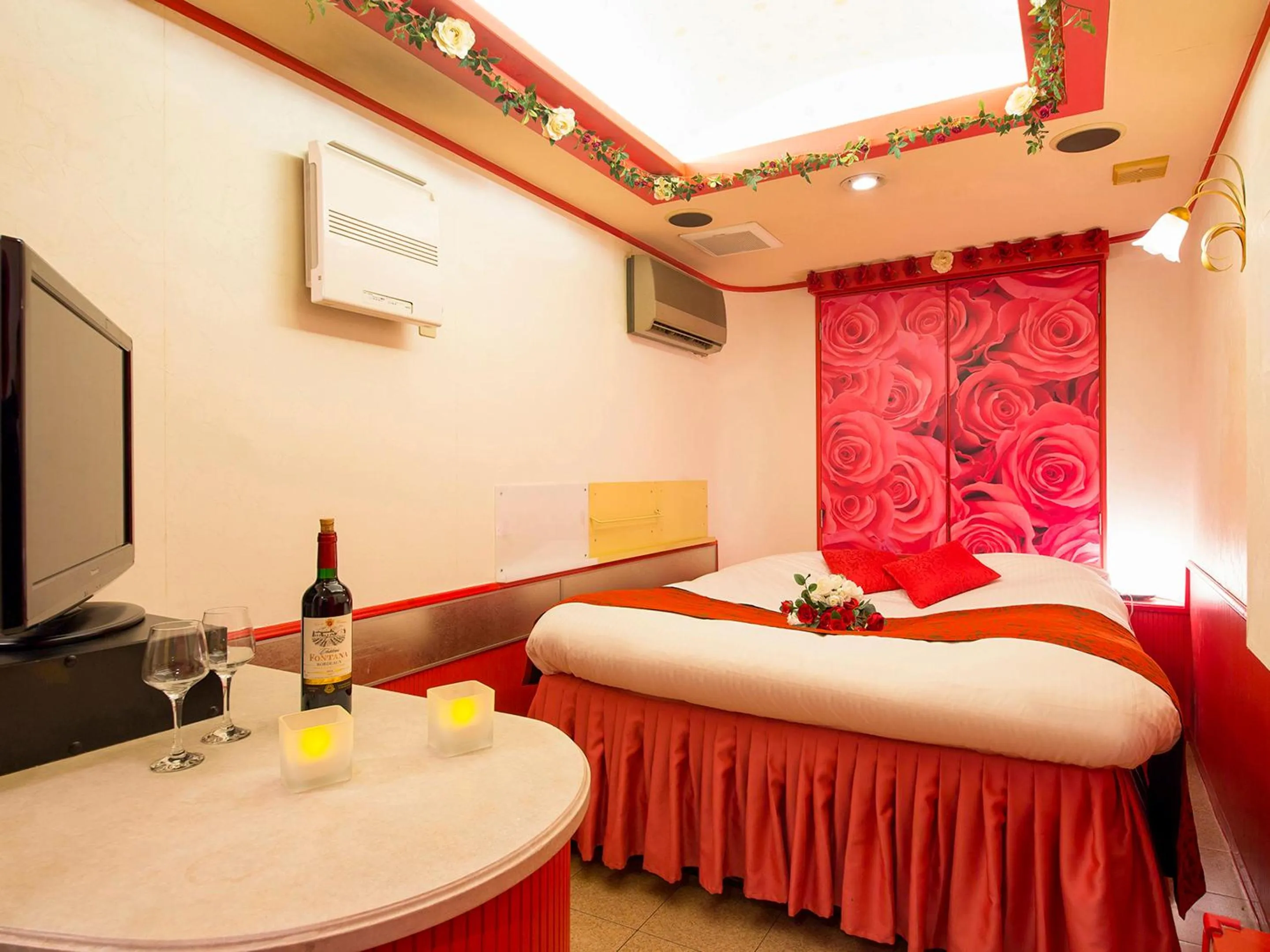 Photo of the whole room, Bed in Hotel Gallery (Adult Only)