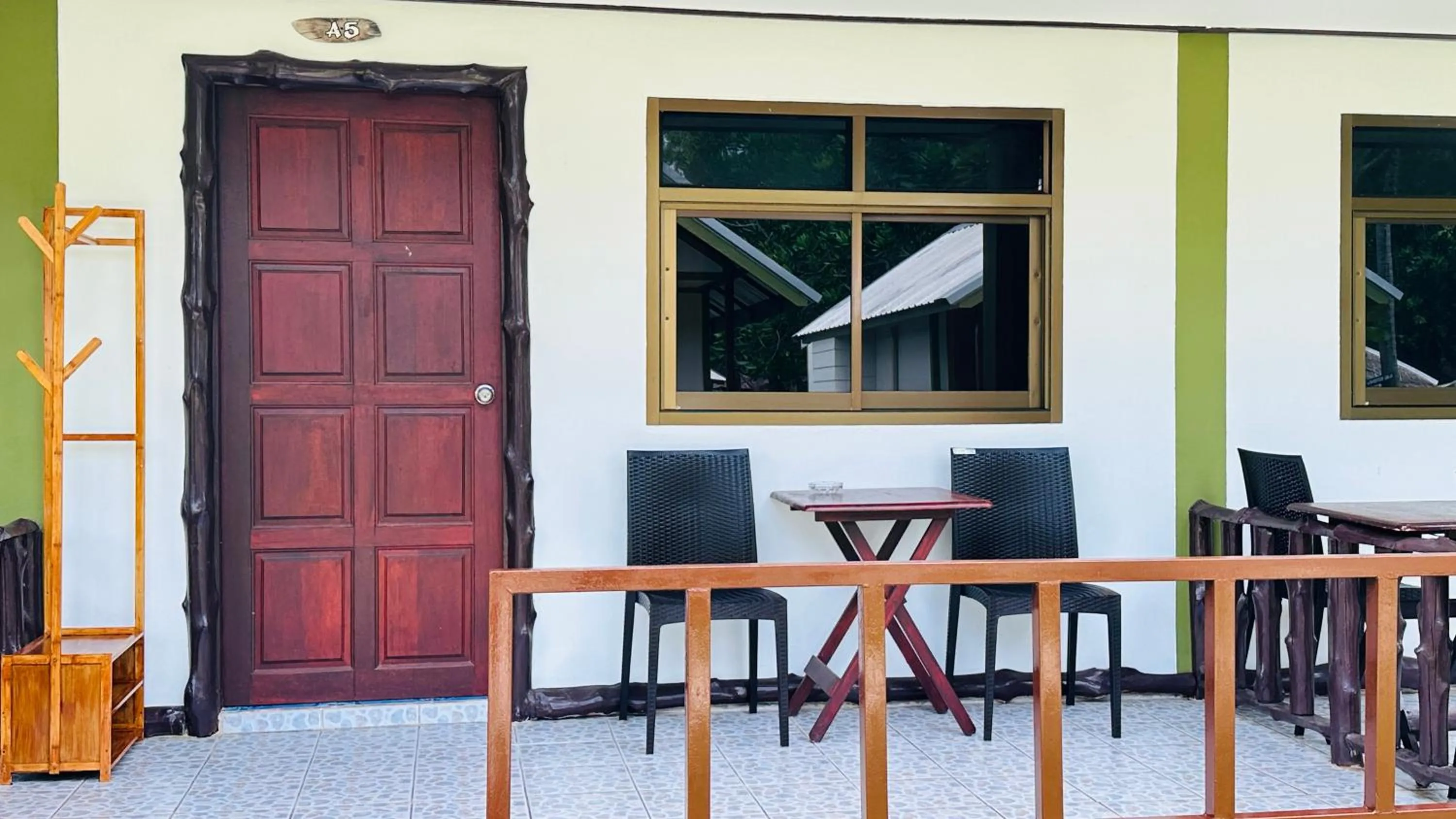 Facade/entrance in Lanta L.D. Beach Bungalow