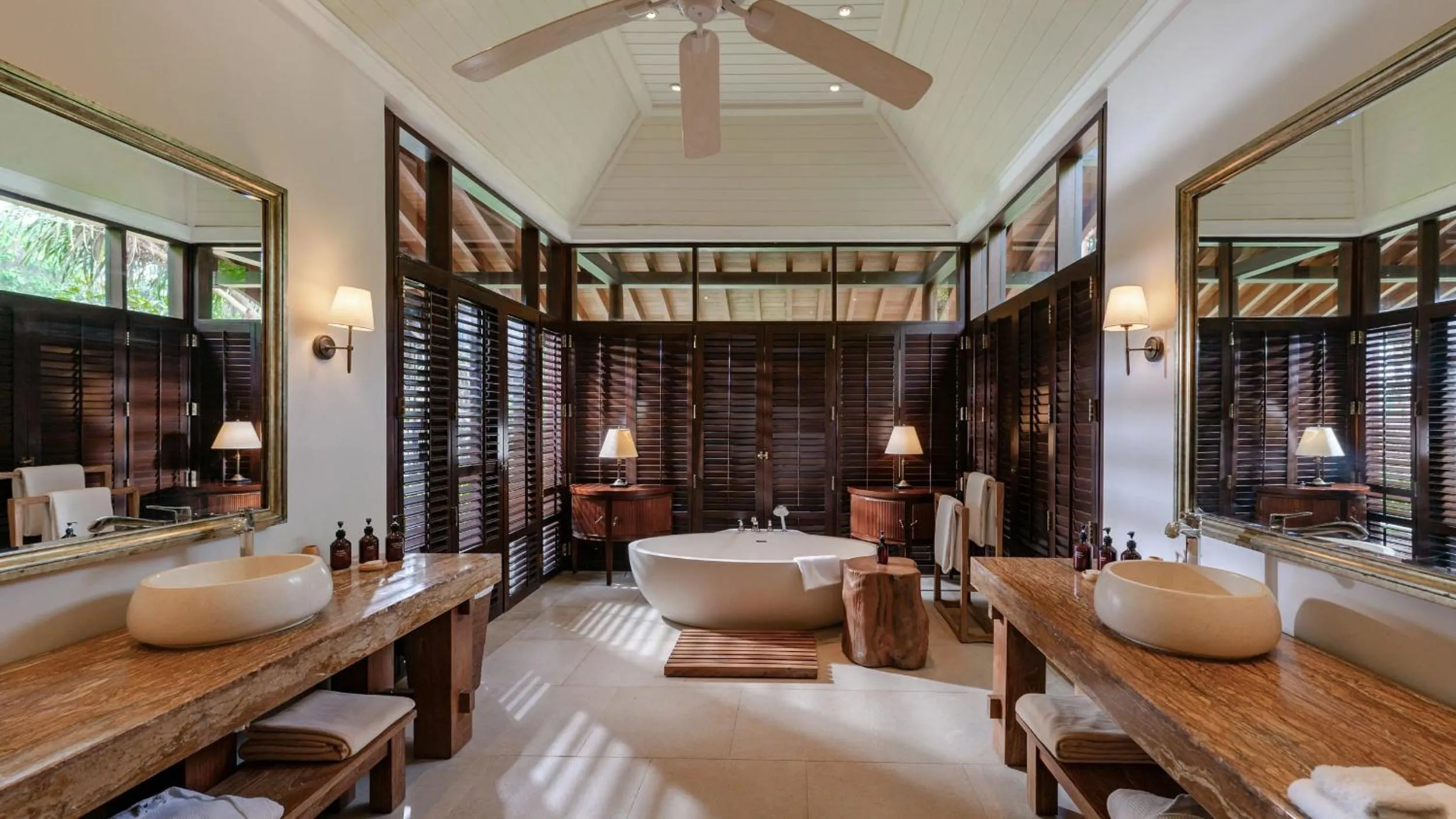 Bathroom, Bed in Cape Weligama - Relais and Chateaux