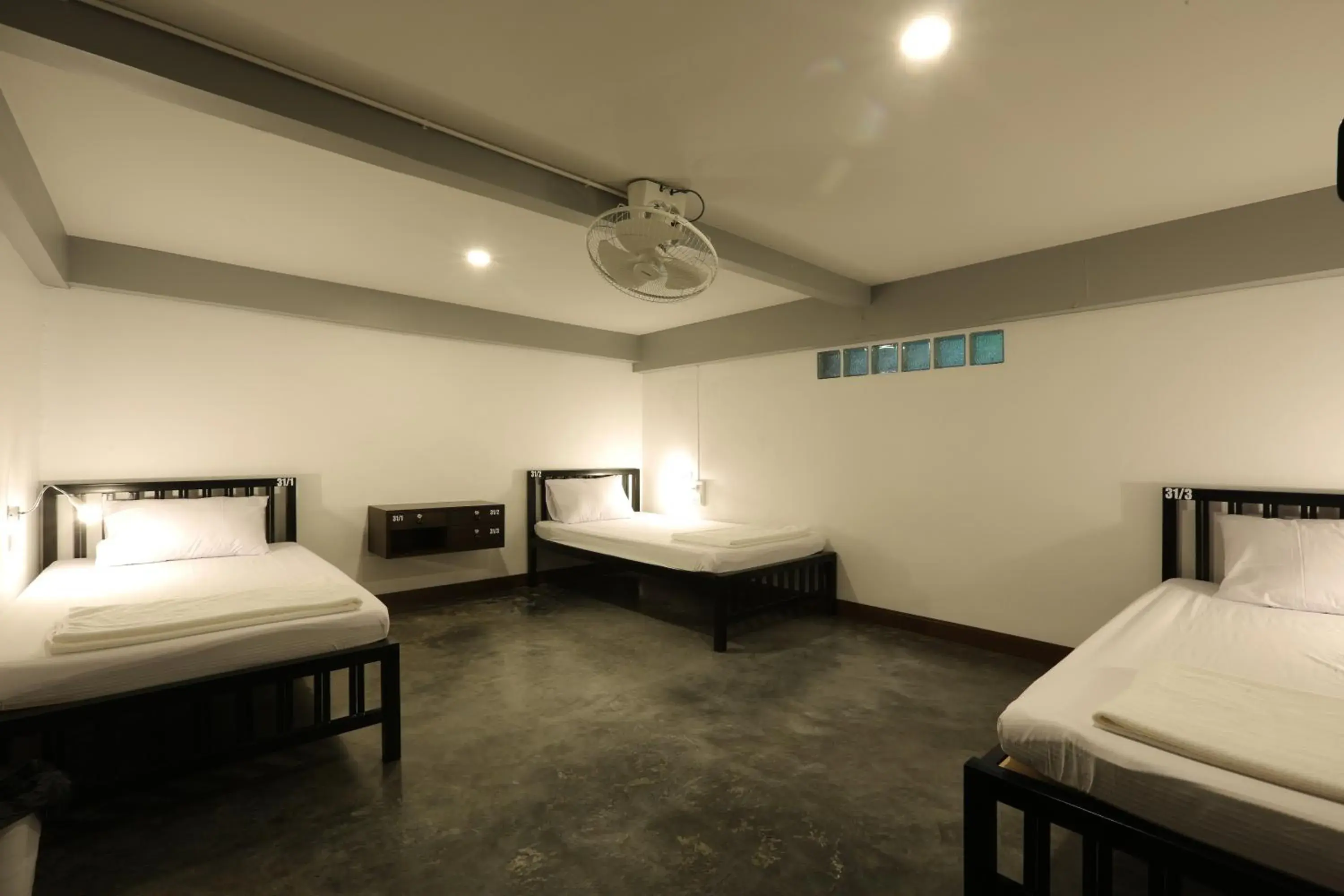 Basic Triple Room with Shared Bathroom in Balcony Party Hostel - 18-40 Basic Triple Room with Shared Bathroom in Balcony Party Hostel - 18-40