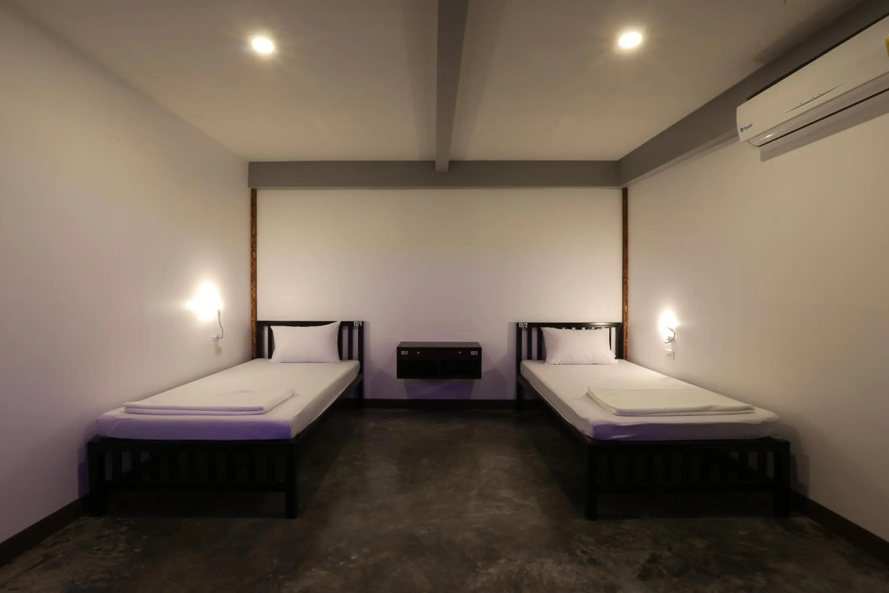 Standard Twin Room with Shared Bathroom in Balcony Party Hostel - 18-40 Standard Twin Room with Shared Bathroom in Balcony Party Hostel - 18-40