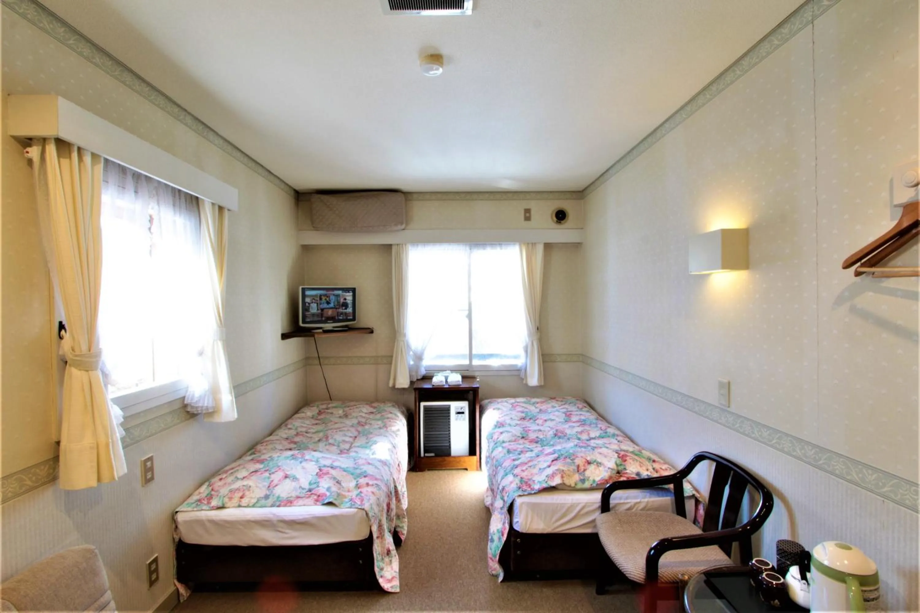 Twin Room with Shared Bathroom - single occupancy in Pension Eastmountain Hakuba