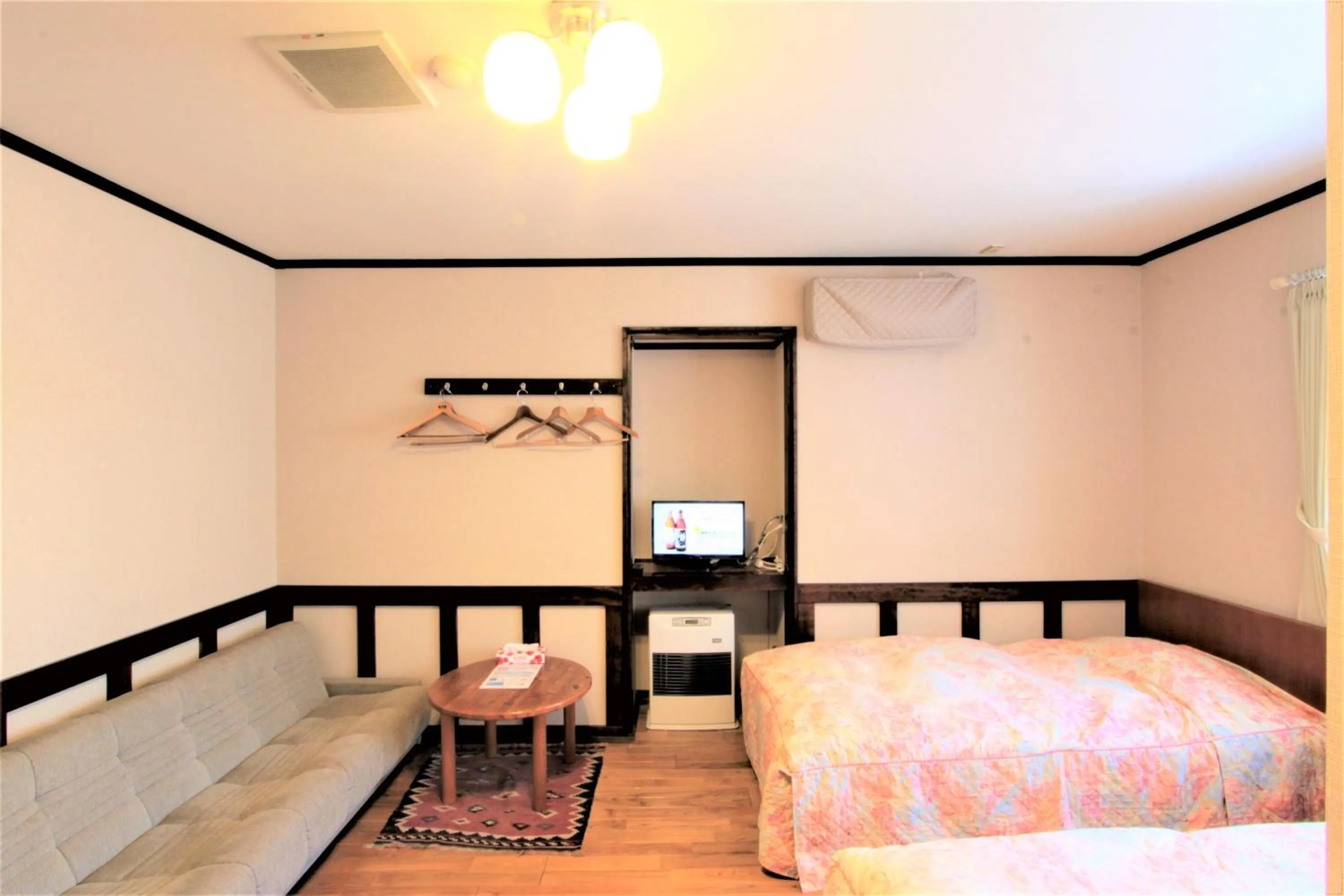 Toilet, Bed in Pension Eastmountain Hakuba