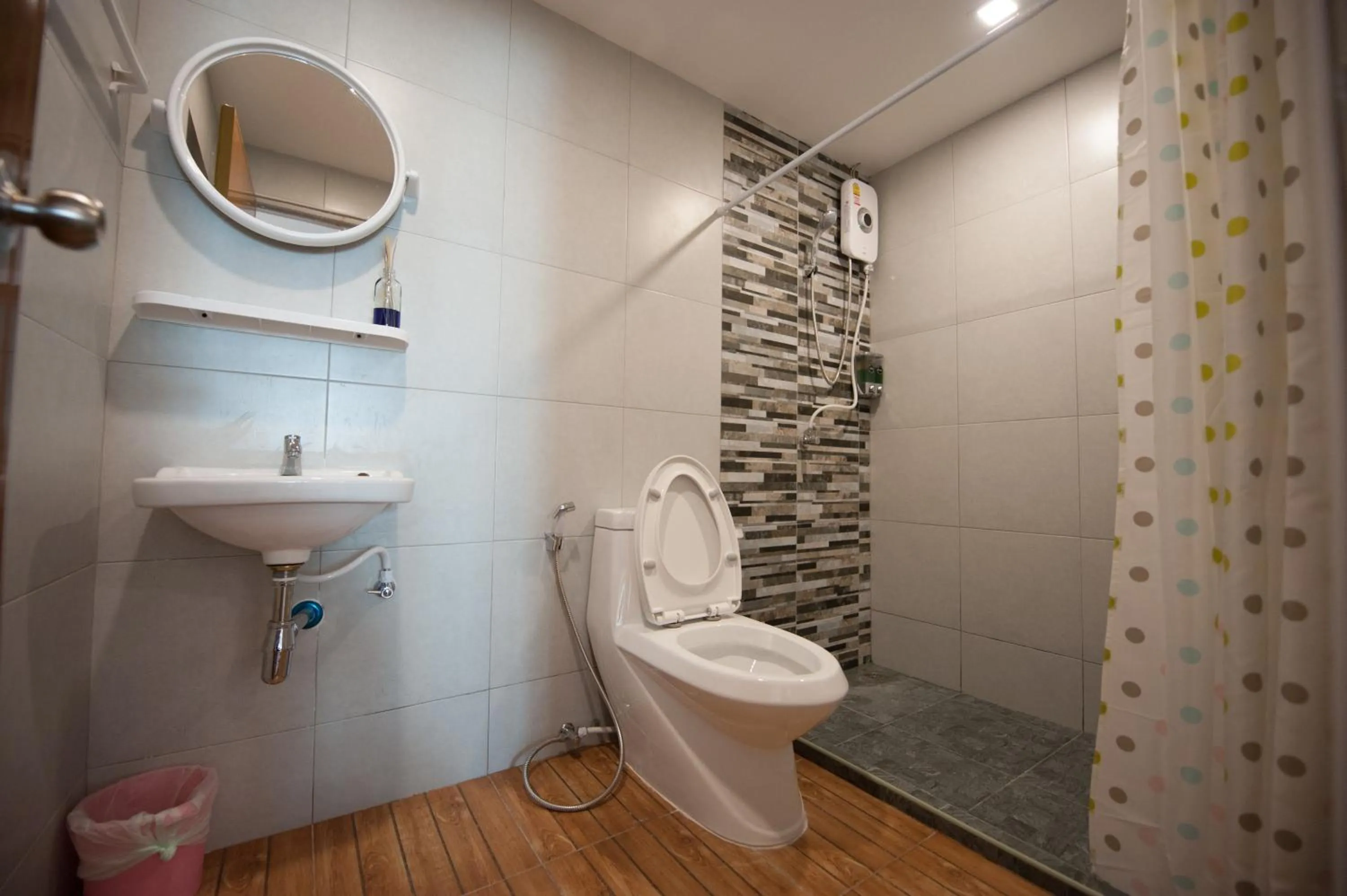 Shower in Hoppers Place Donmuang